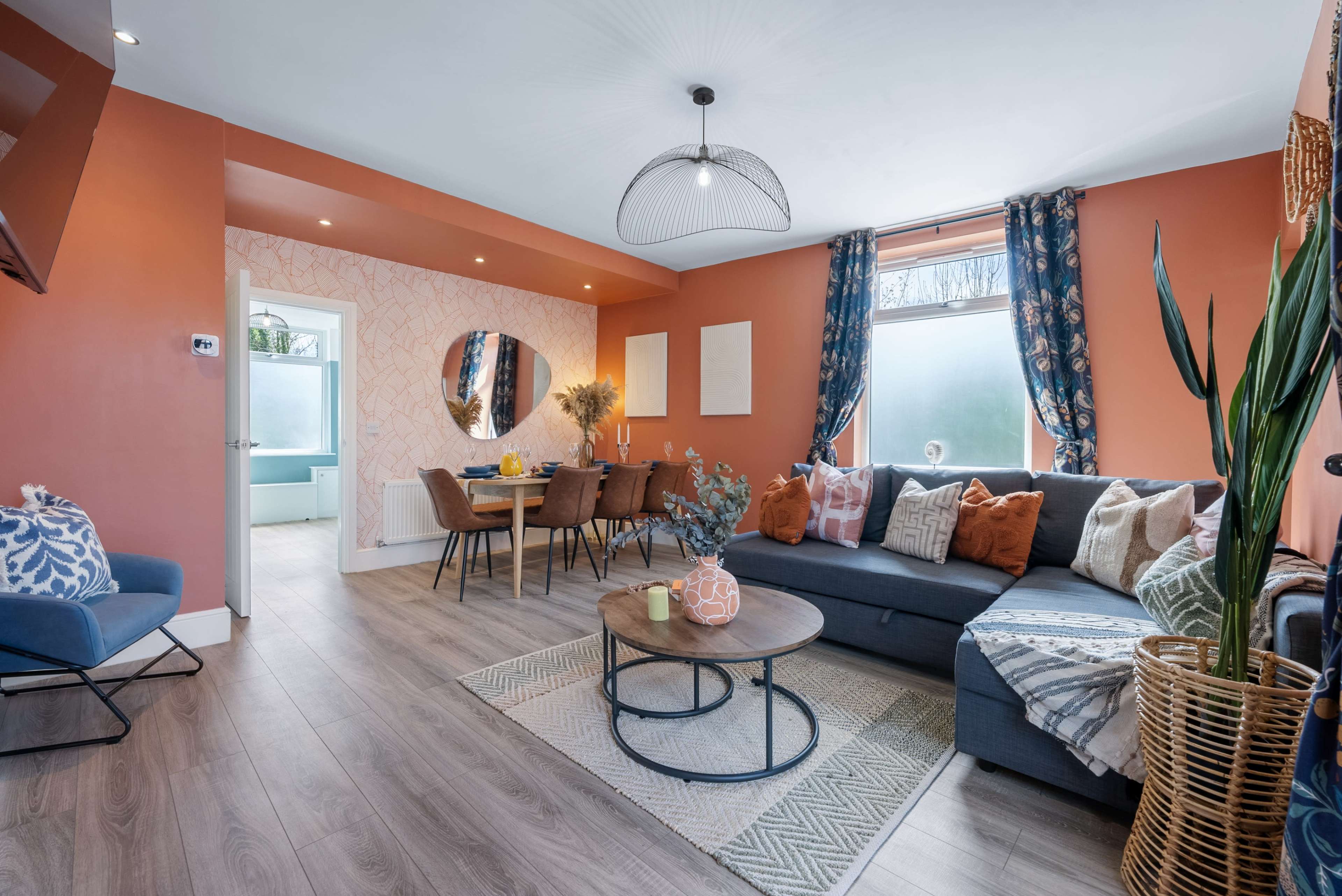 4-BR Stylish House & Central w/ Parking - Darley Grove Image in Farnworth, Bolton (Manchester), ENG
