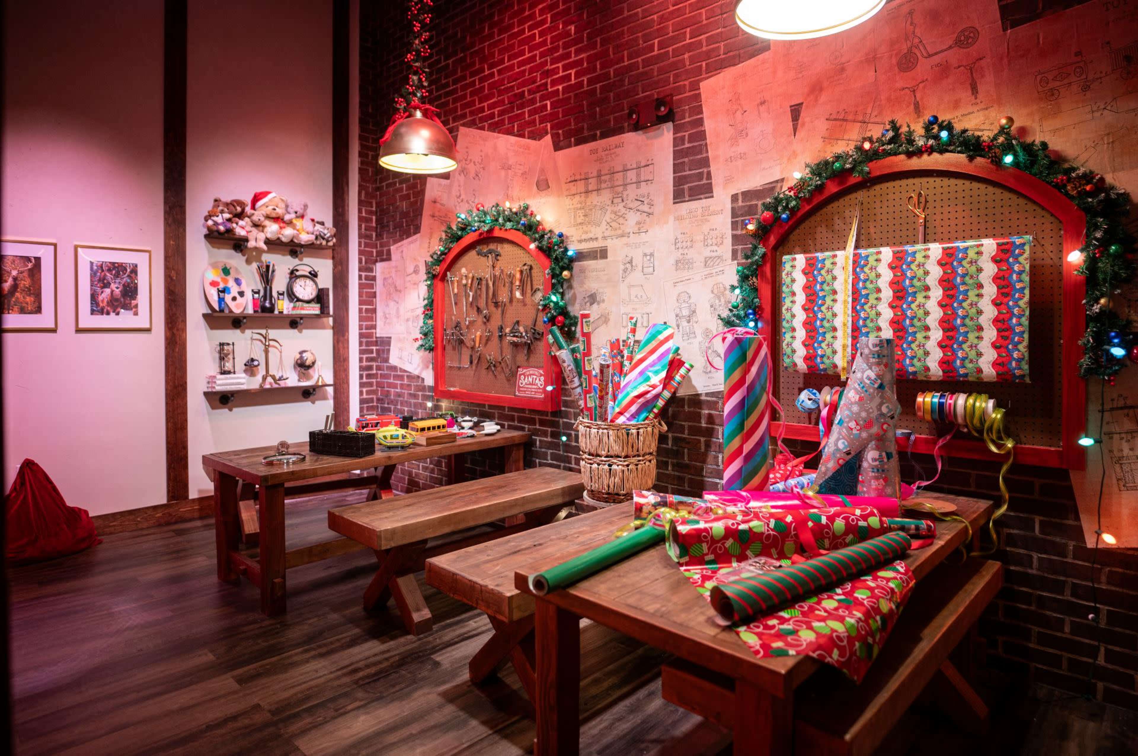 Theatrical Sets fully illuminated decorated for Christmas/Holiday Image in Hempstead, Wantagh, NY