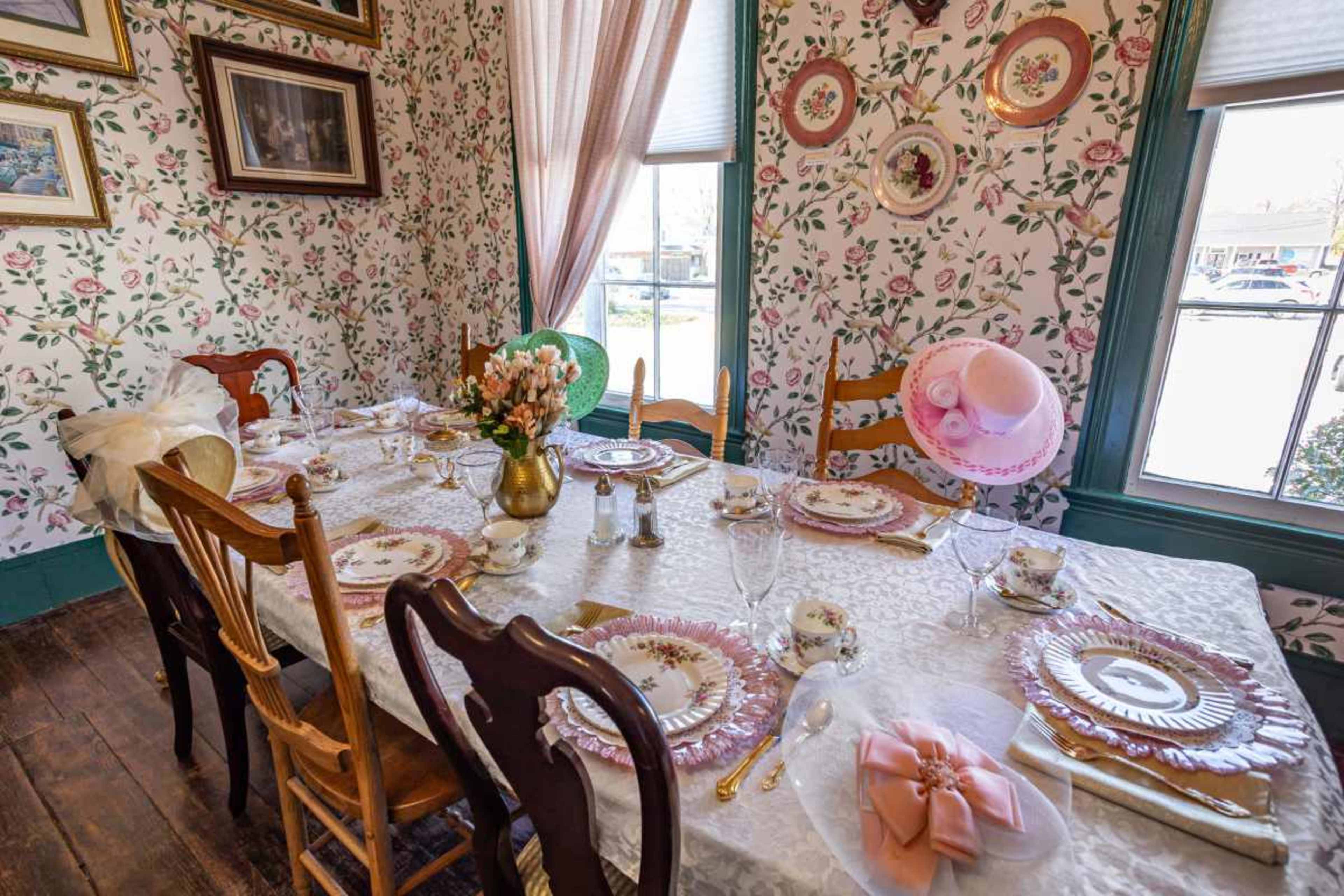 Beautiful Downtown Victorian TeaRoom with Tons of Beautiful Spaces Image in Downtown, GRIFFIN, GA