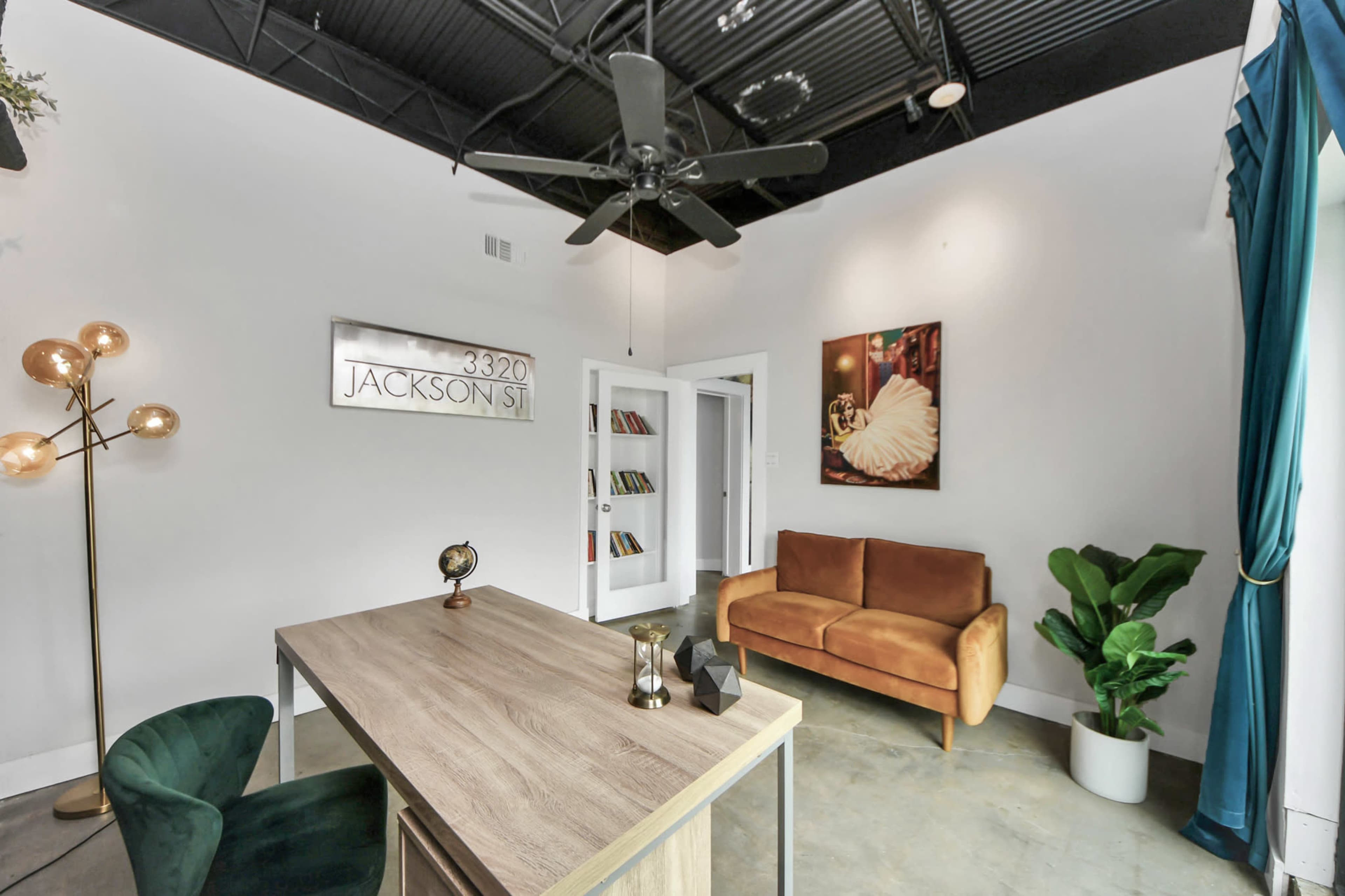 Montrose I Spacious Home I Yard + Gym + Balcony + Ping Pong Image in South Central Houston, houston, TX