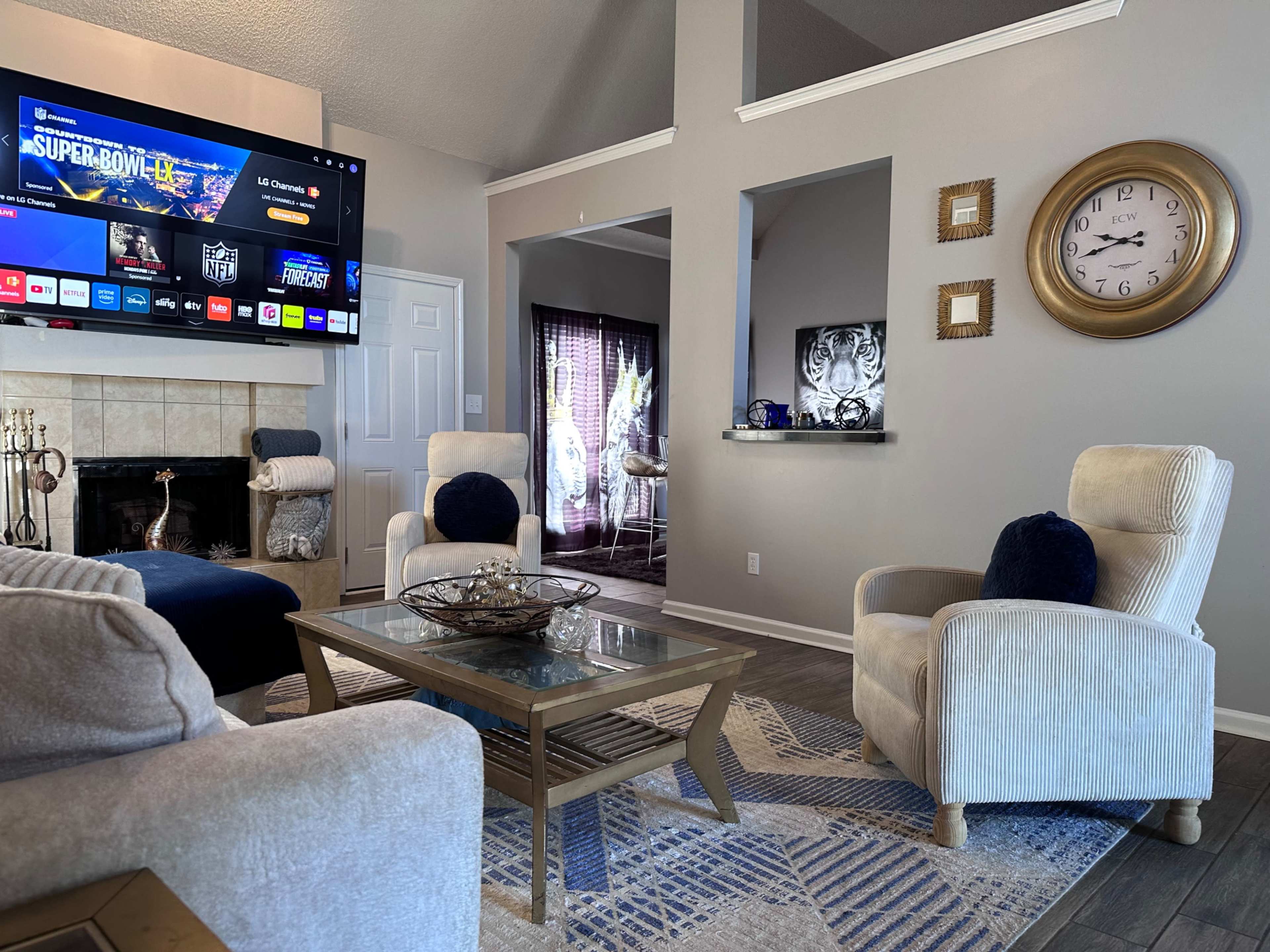 Beautiful decorated home! Lots of space and areas to do content and videos! Image in , Jonesboro, GA