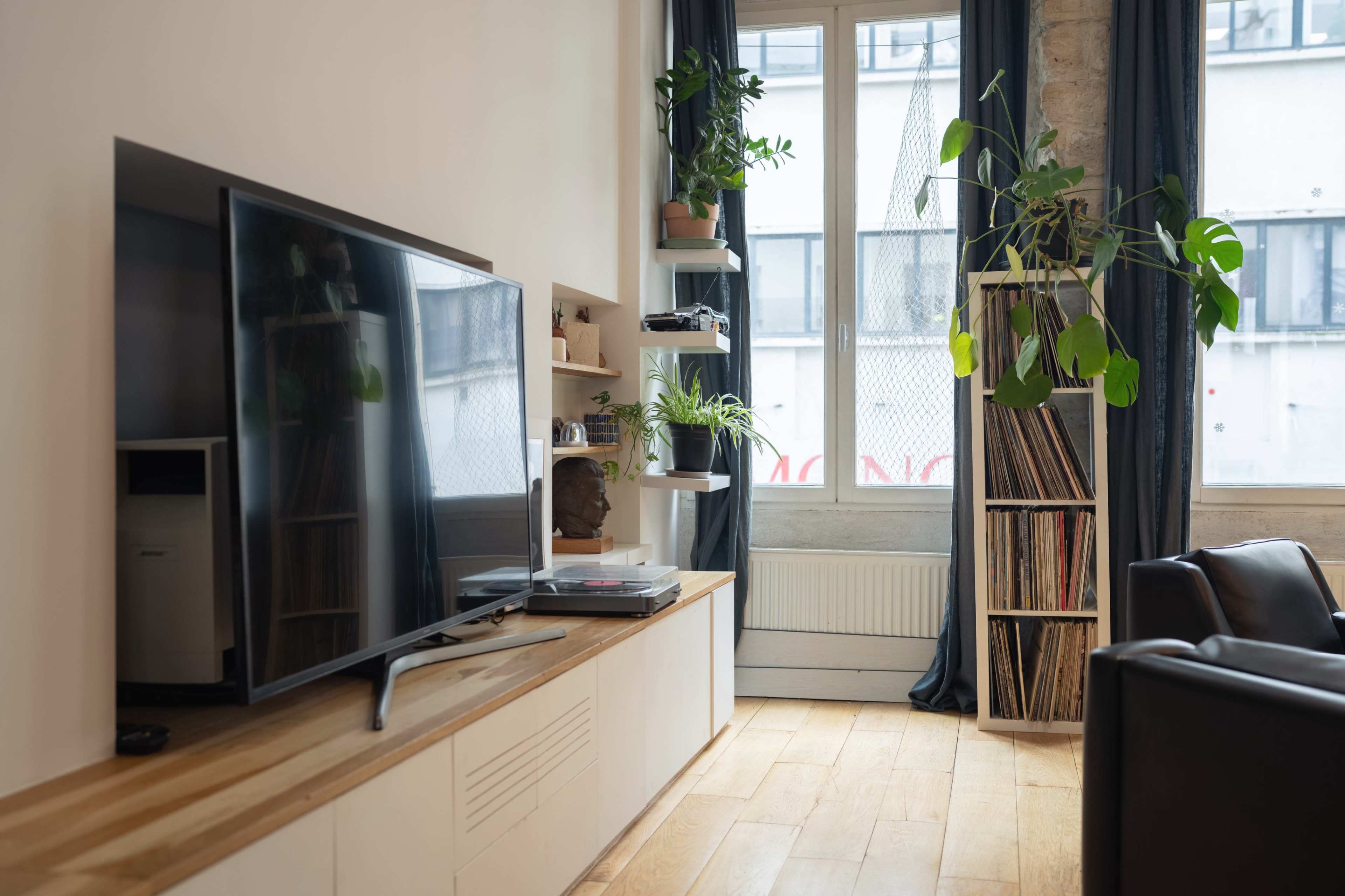 Appartement Authentique - Pierre et Poutres Apparentes Image in Hôpital-Saint-Louis, paris