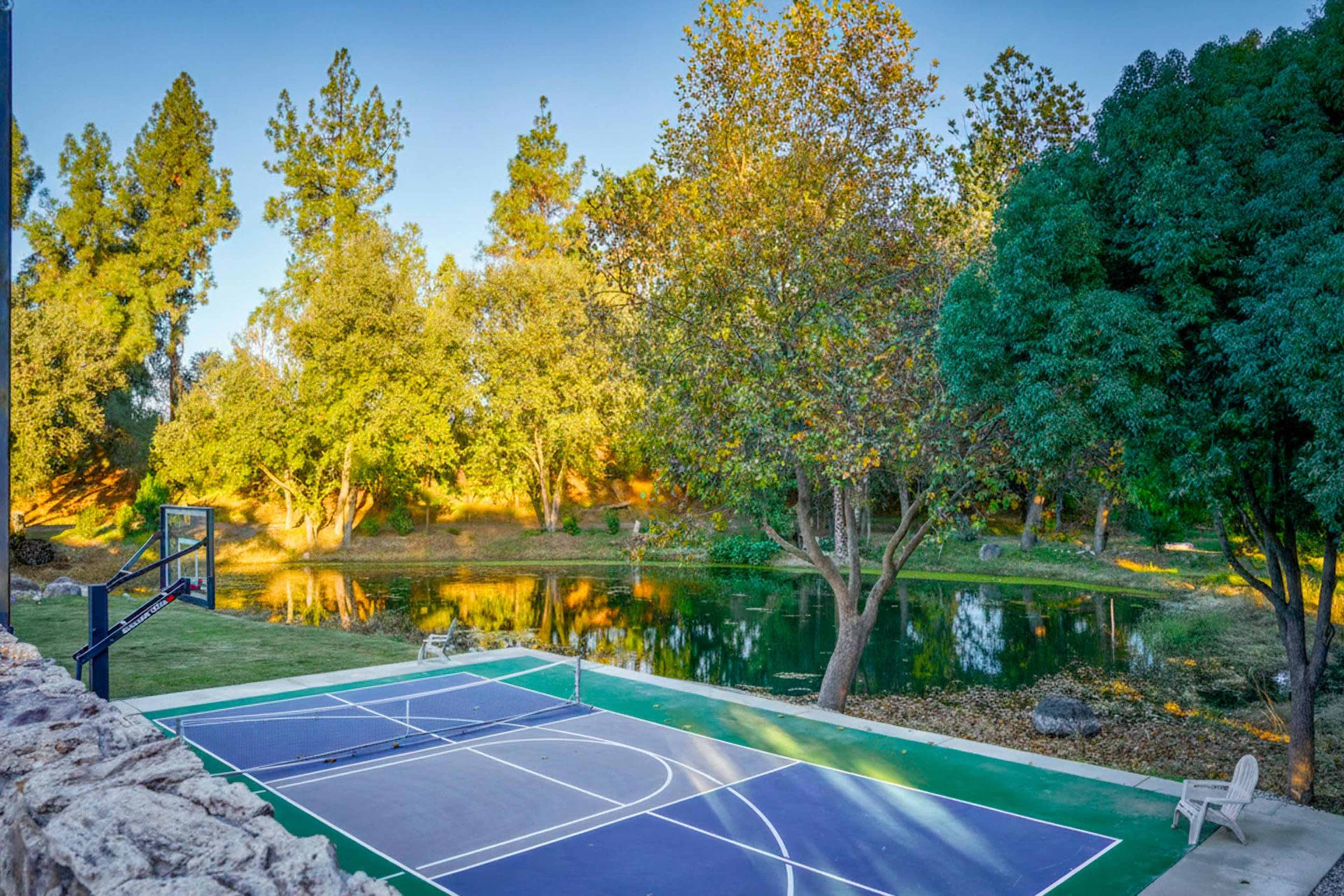 Grand Waterside Estate Image in , Modesto, CA