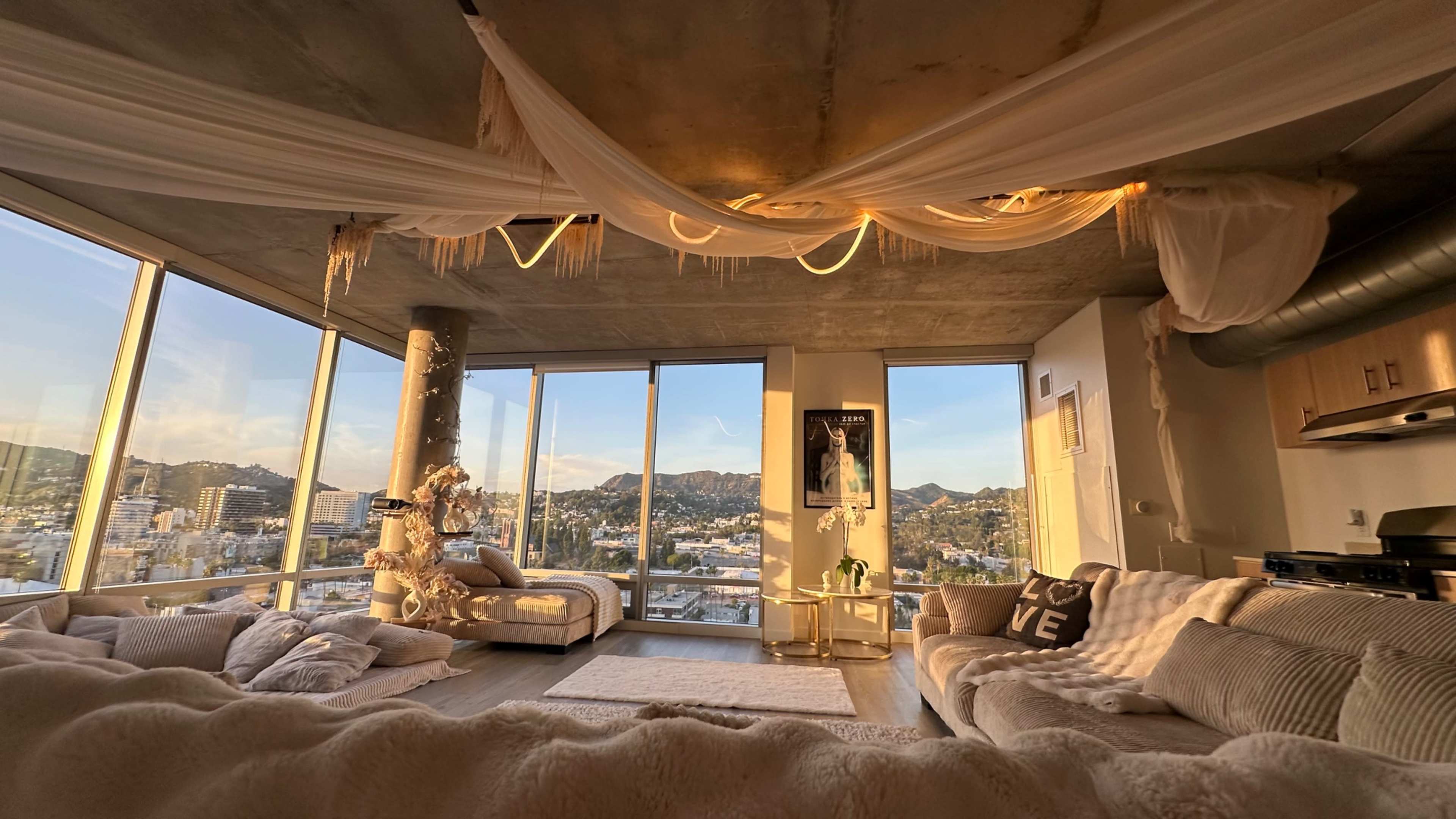 Loft with Iconic Hollywood Sign View Image in Hollywood, Los Angeles, CA