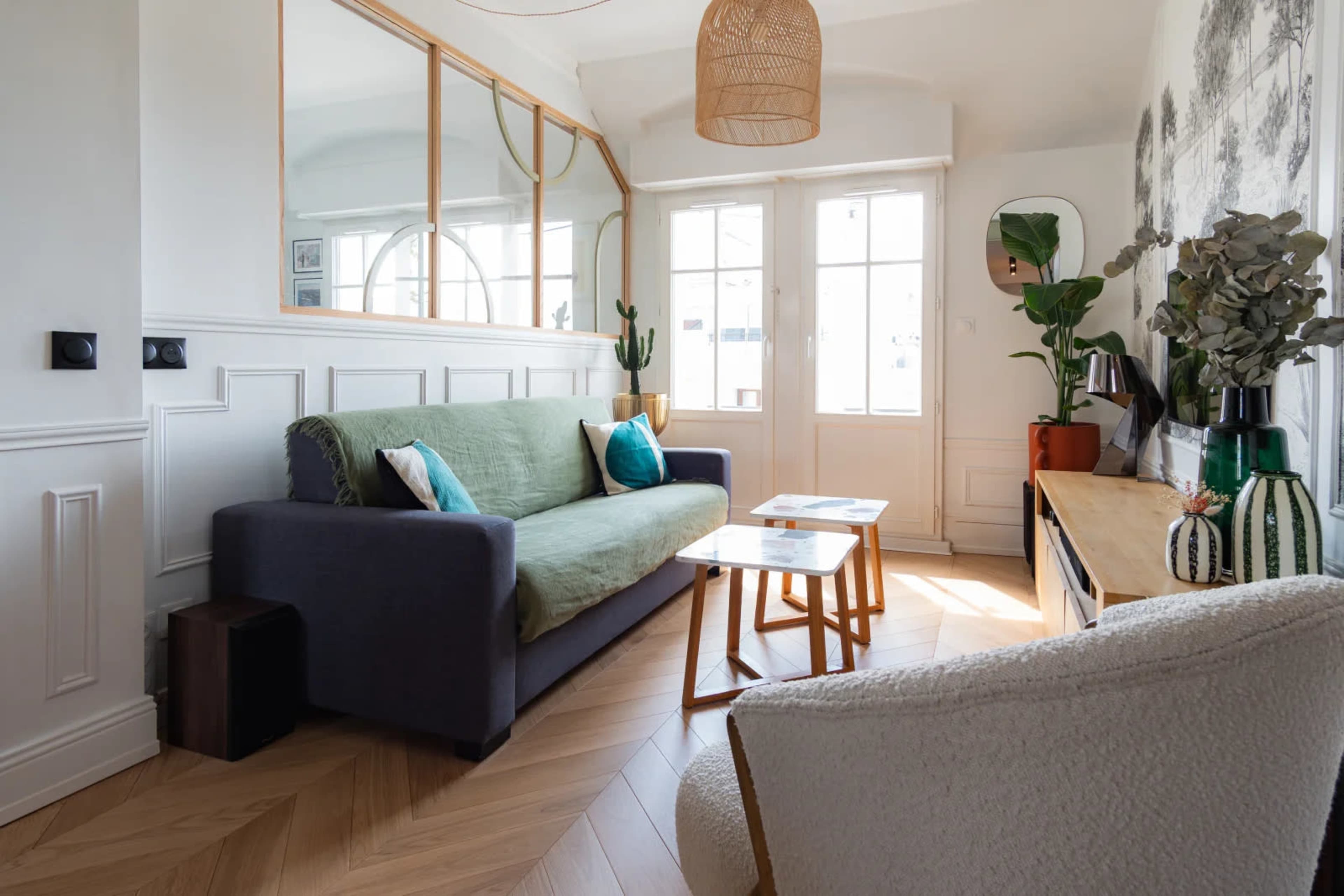 Appartement lumineux tendance avec balcon / parquet / moulure / verrière / belle salle de bain / chambres enfants Image in Saint-Lambert, Paris, 