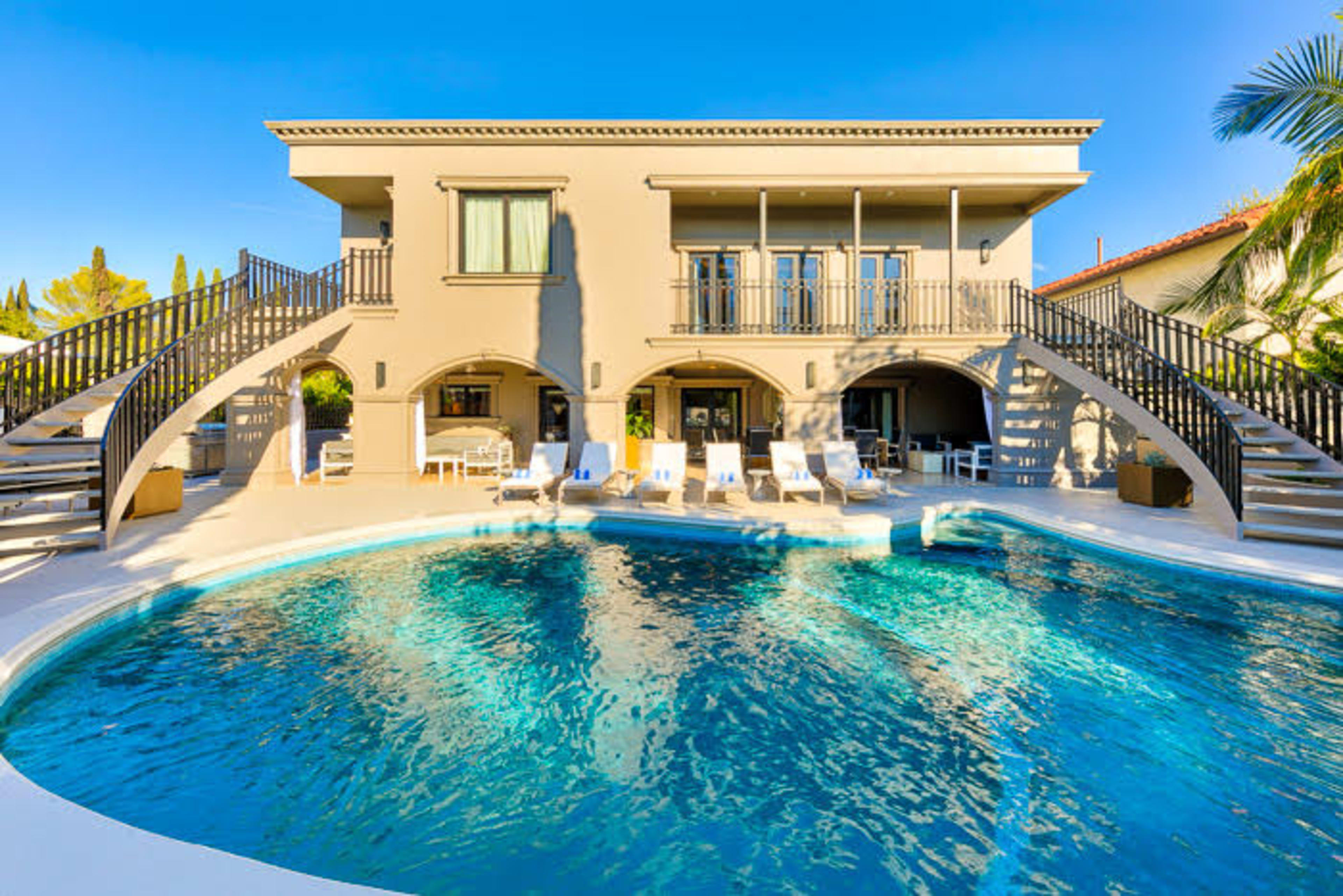 Olympia Luxe Image in Central LA, Los Angeles, CA