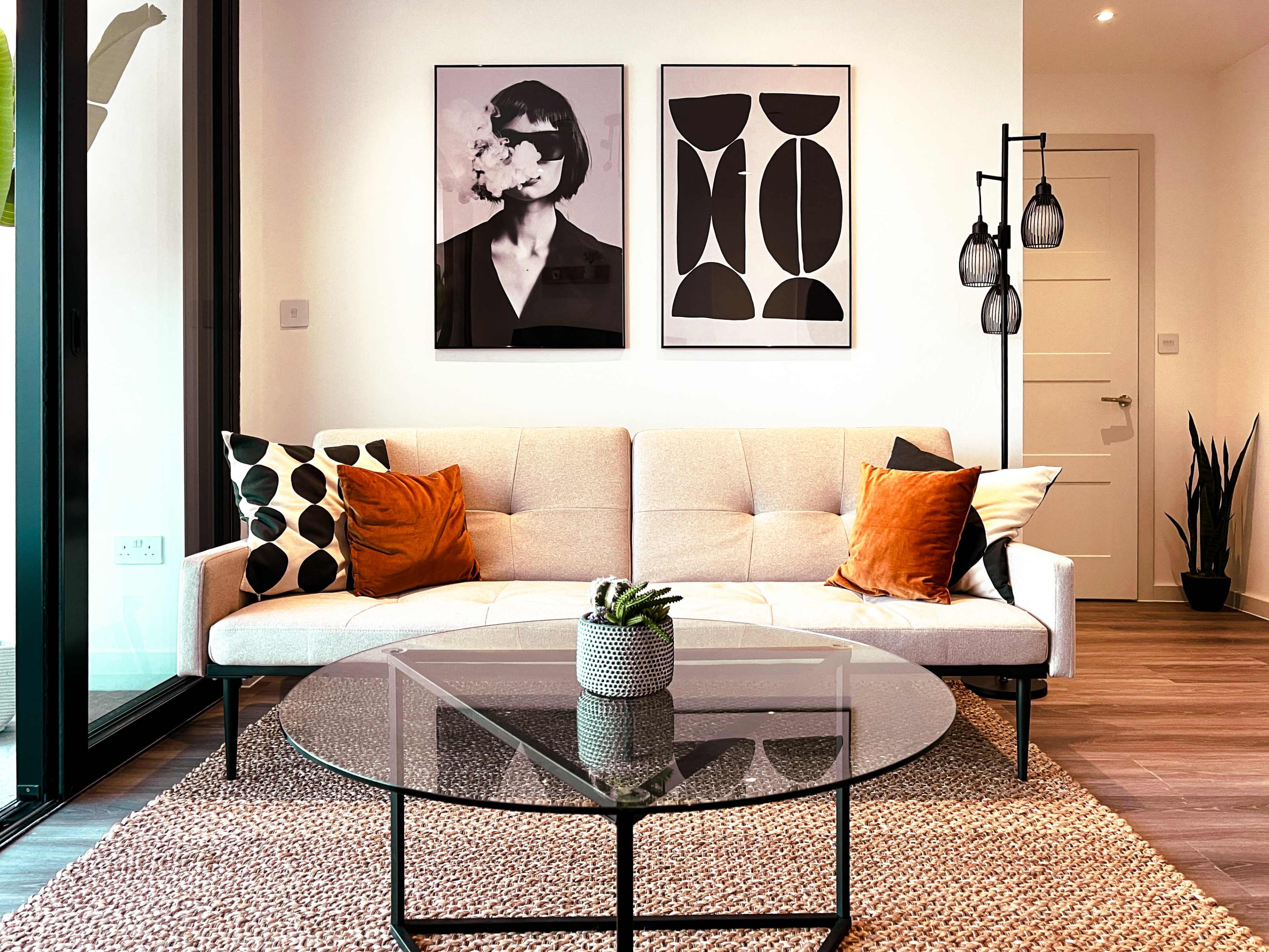 Luxe London Pad with Free Parking! Image in Brentford, LONDON, ENG