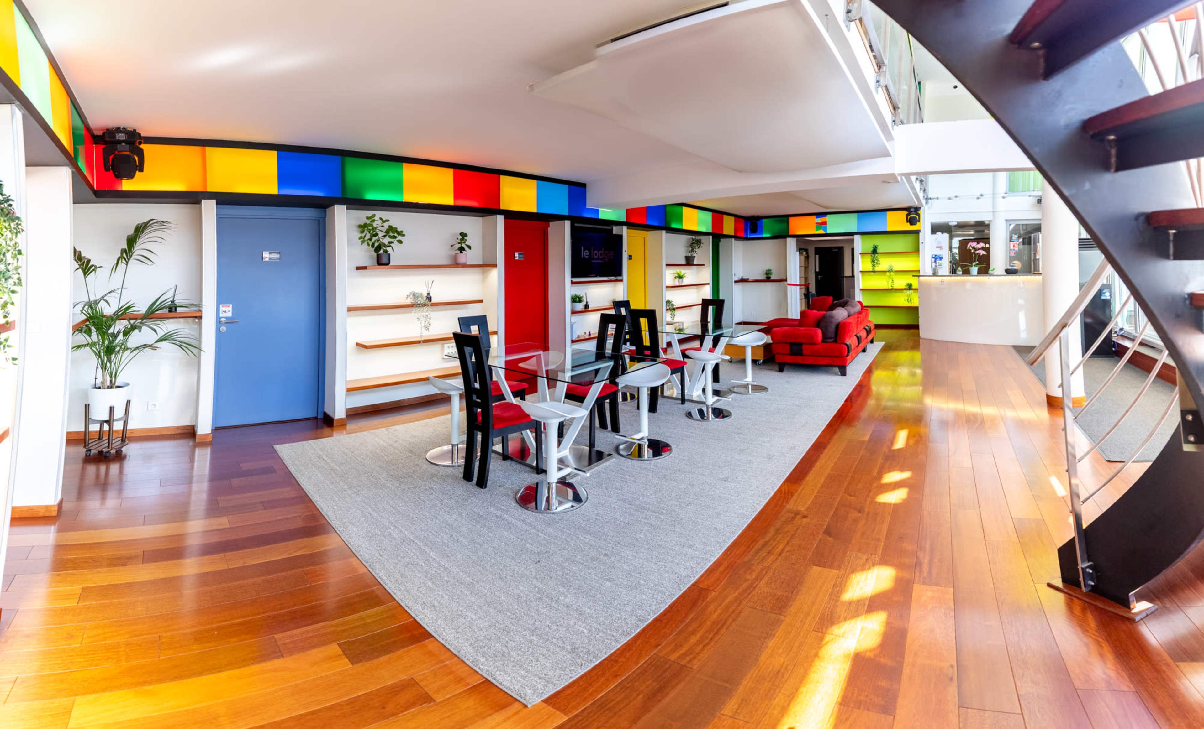 Loft chaleureux aux divers espaces : professionnel, réception, détente et loisir Image dans Polygone, Strasbourg, 