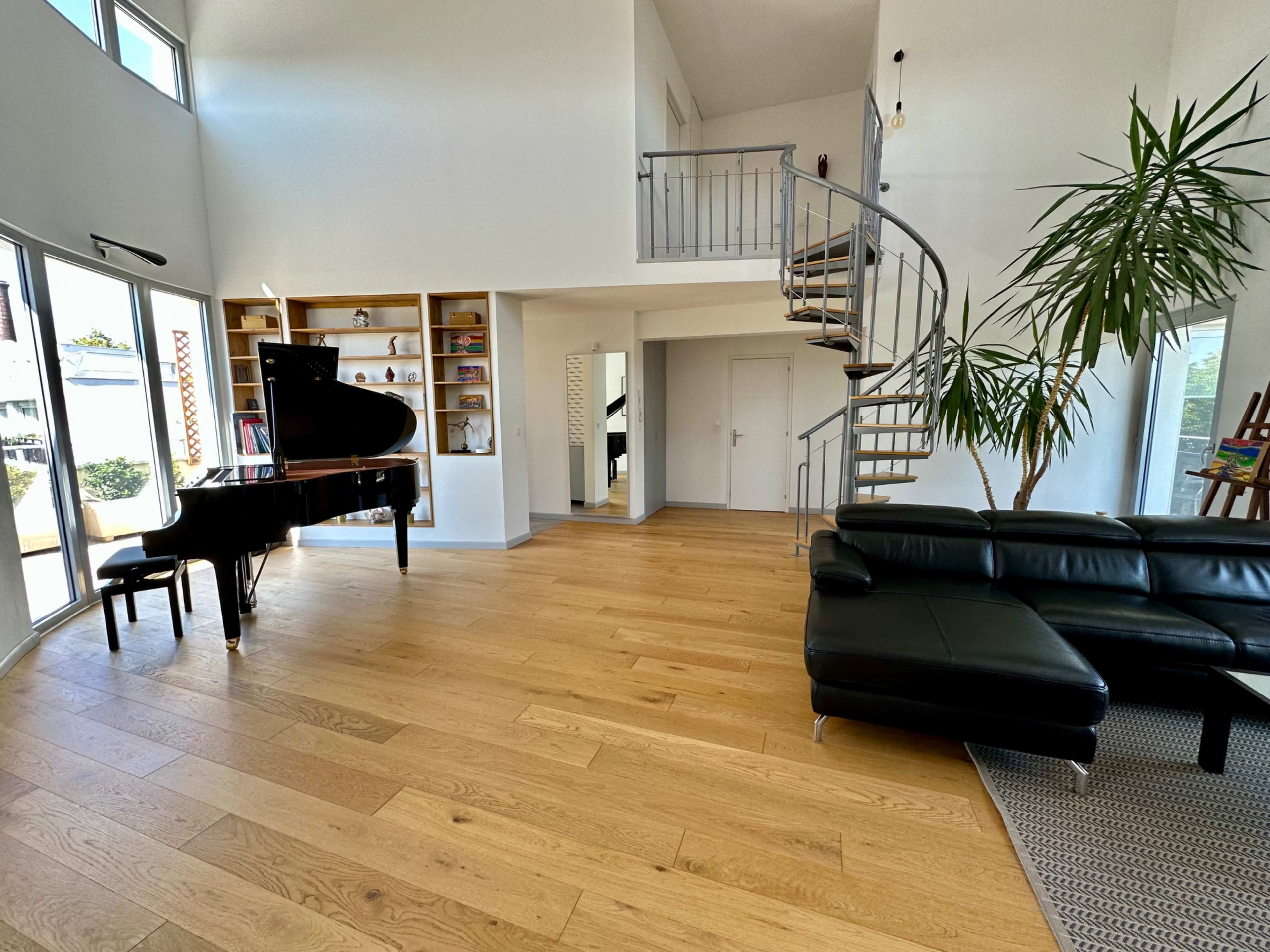 Loft atypique lumineux 6m sous plafond & terrasse Image in , Gennevilliers