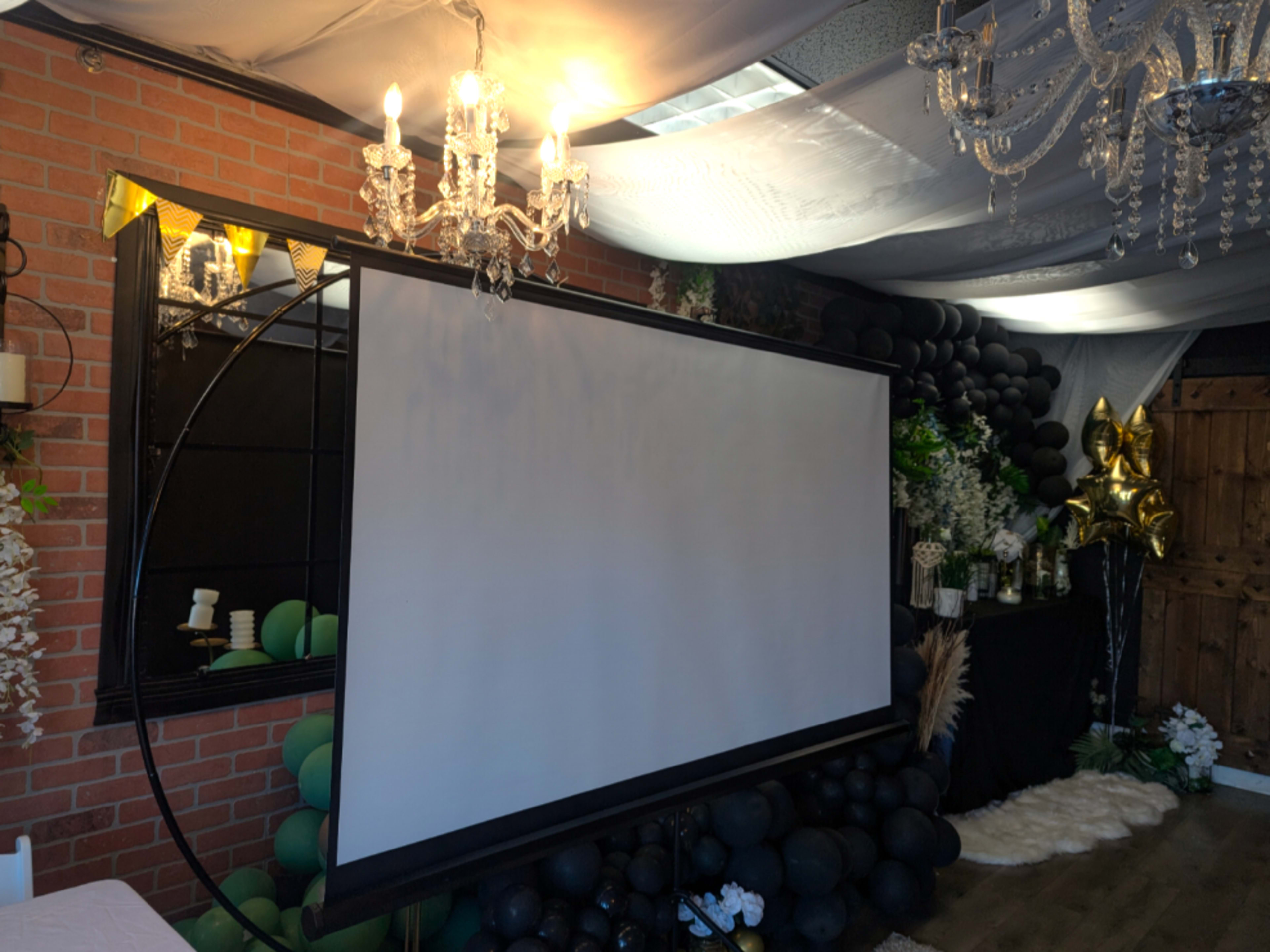 PROJECTION SCREEN 84" DIAGONAL
