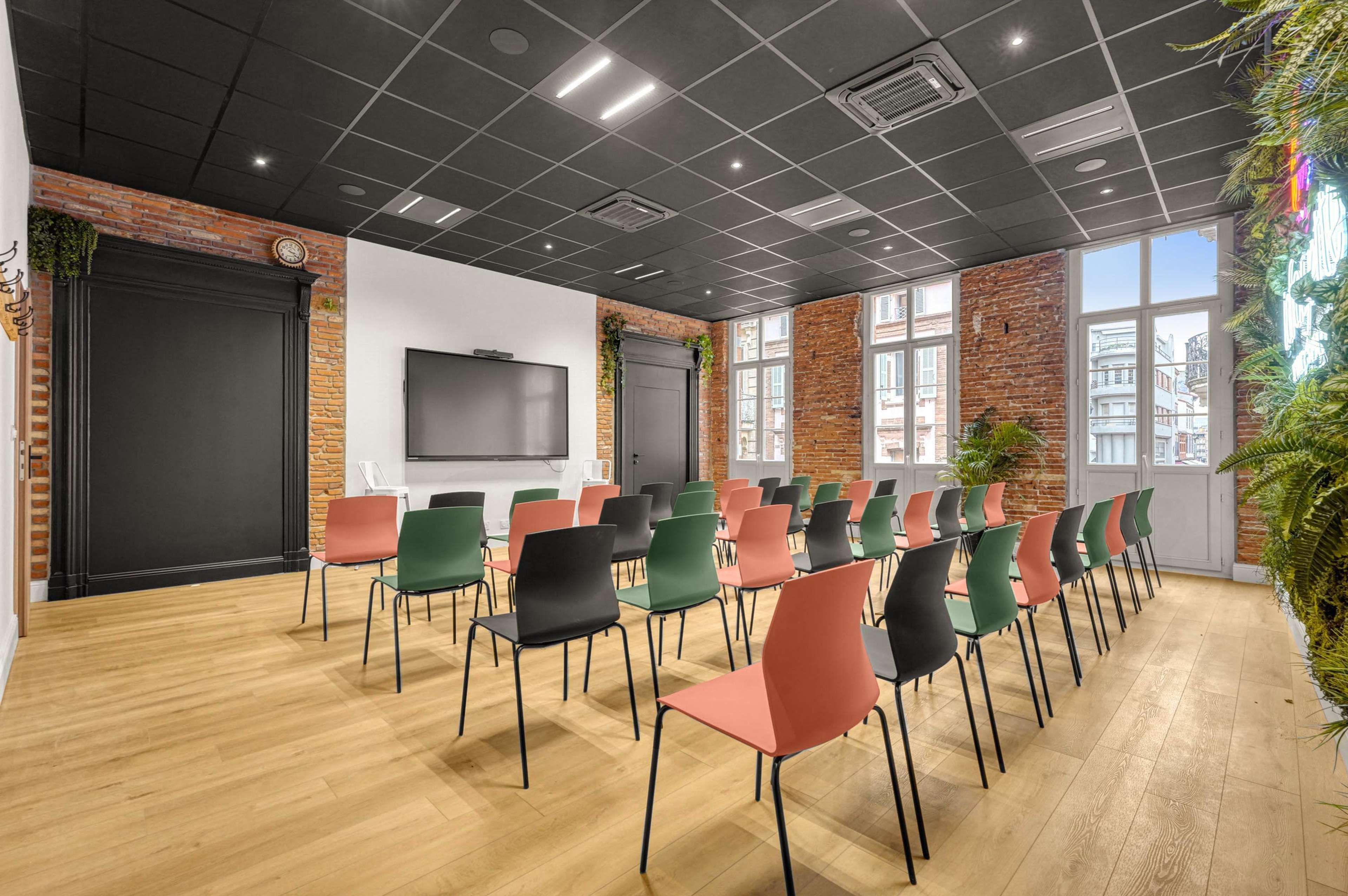 Salle de réunion, en plein coeur de Toulouse, un espace moderne empreint de caractère Image dans Saint-Georges, Toulouse, 