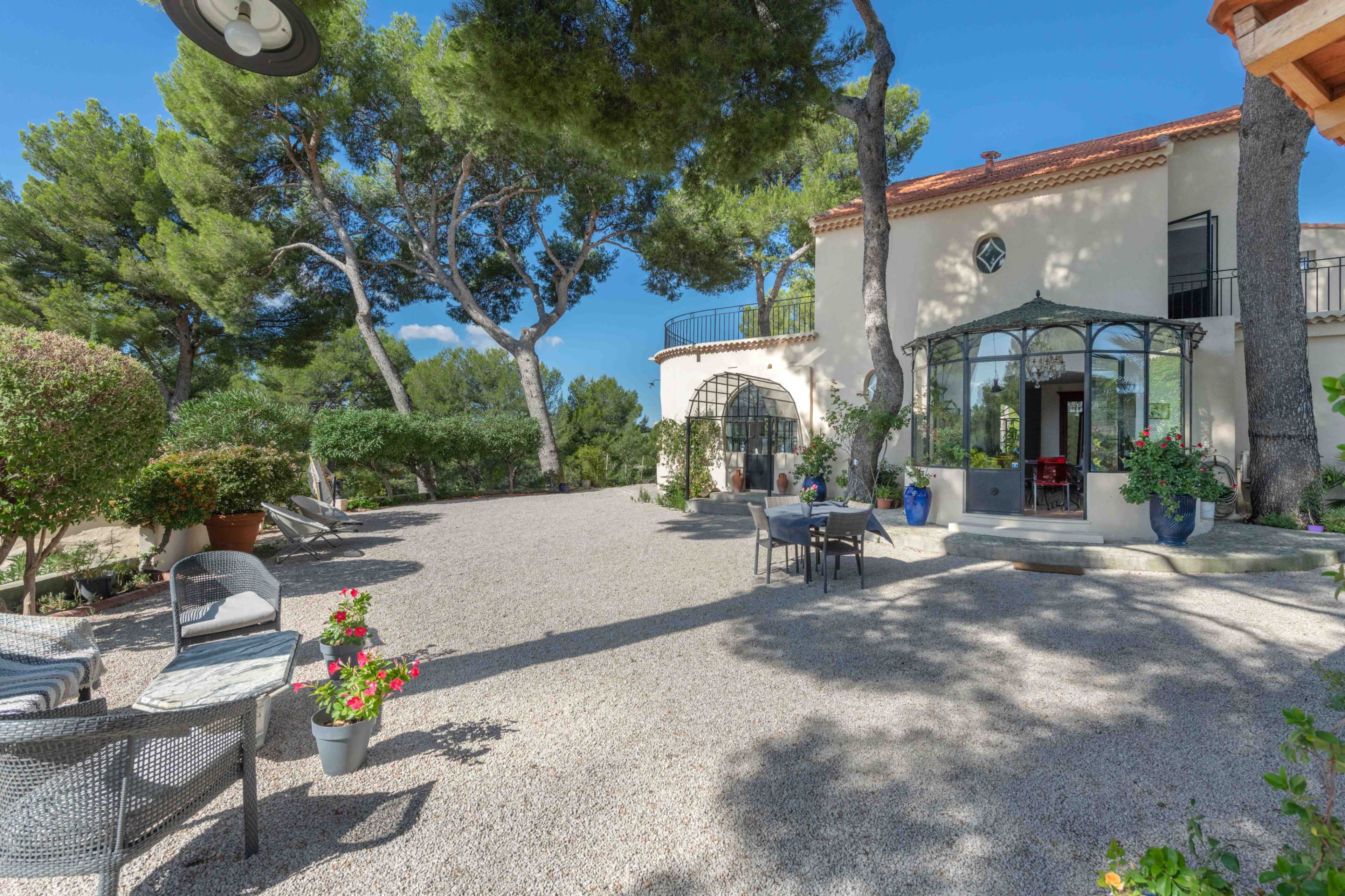 Maison spacieuse au calme, grand terrain arboré, vue dégagée, piscine Image in Les Accates, marseille