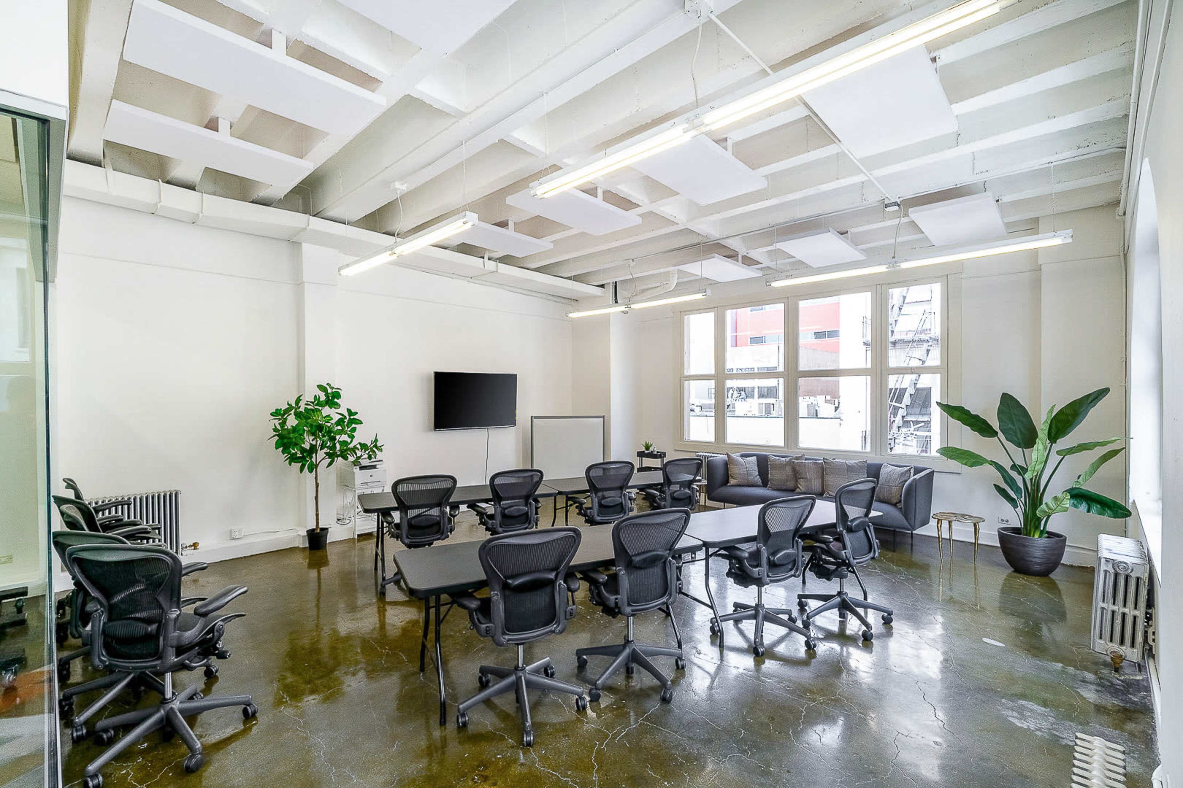 Bright & Spacious Private Corner Room in Historic Building – Huge Windows & High Ceilings Image in SoMa, San Francisco, CA