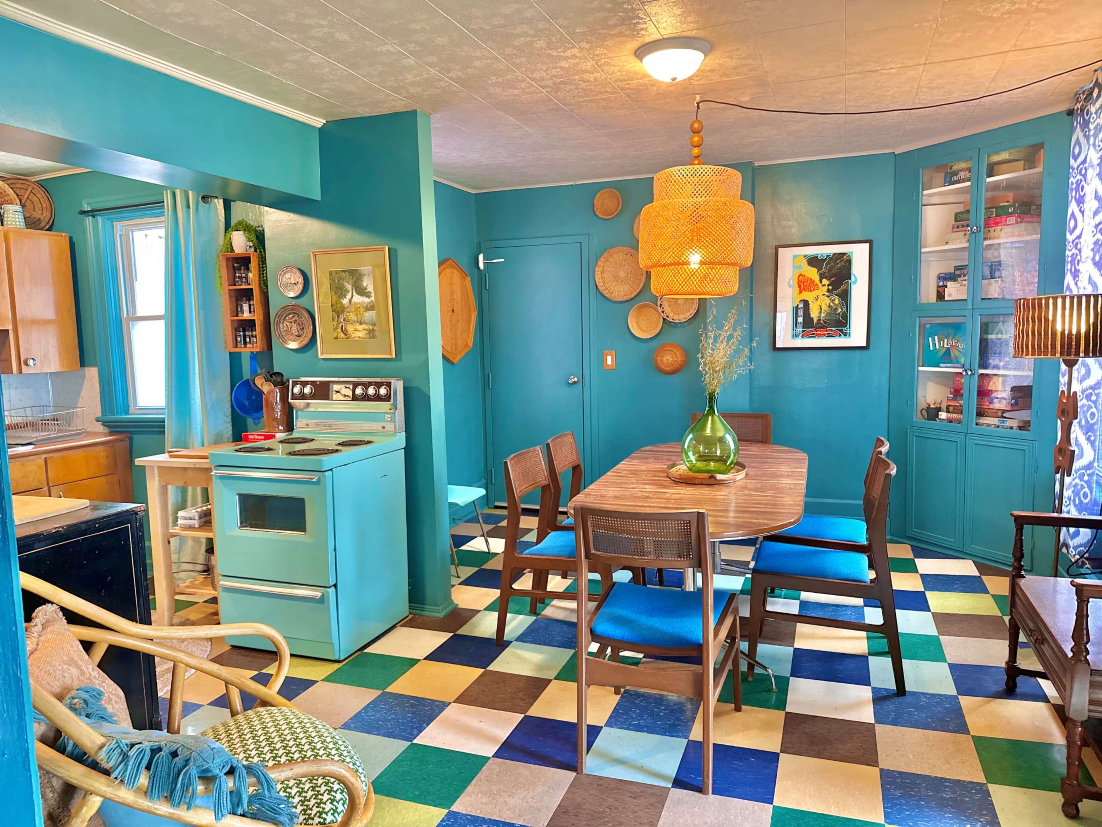 Eclectic Moody Bohemian Apartment Image in , Niagara Falls, ON