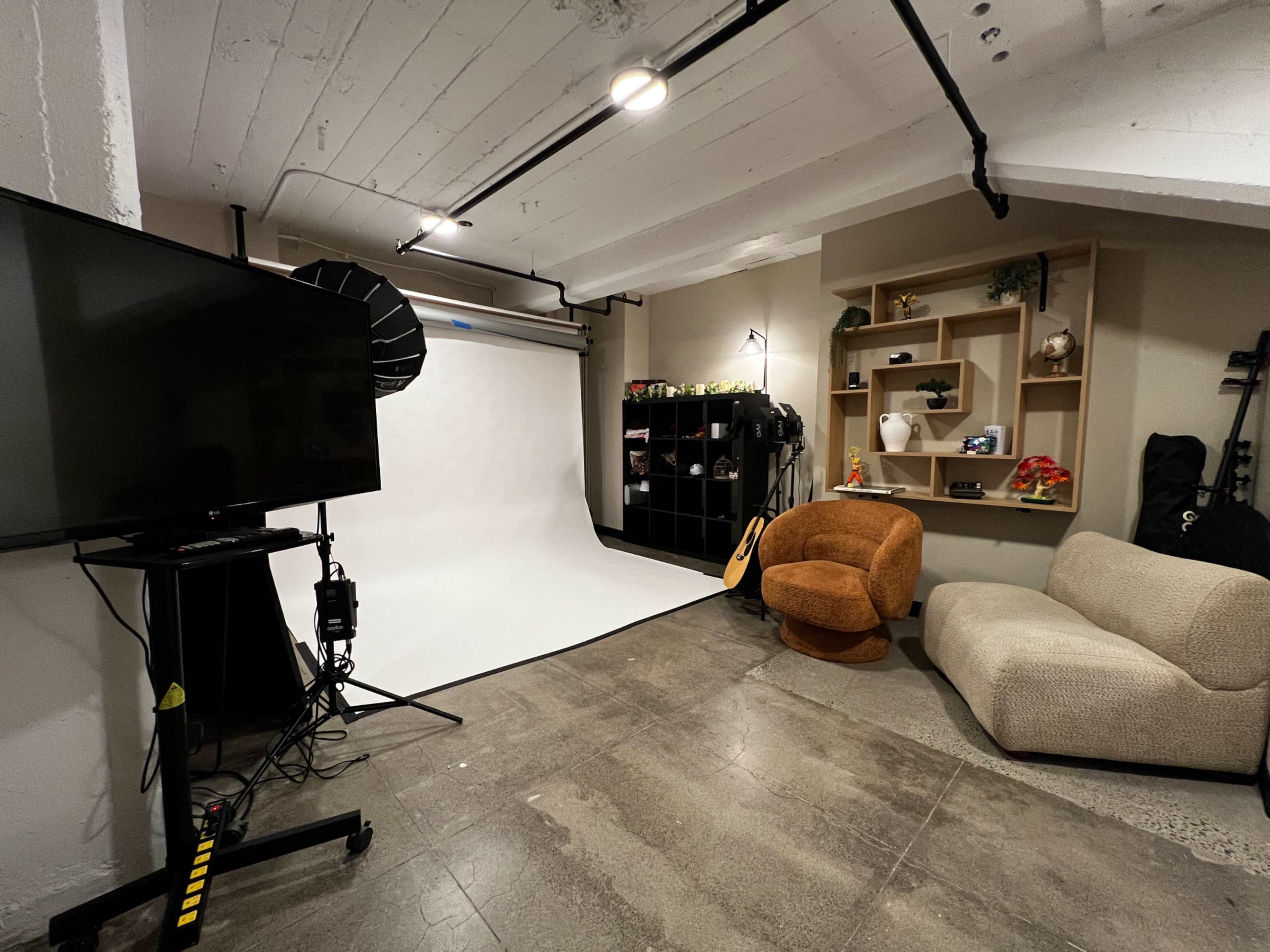 “Modern Content Studio w/ Lighting, Seamless Backdrops & Props – Perfect for Photo + Video Image in Oregon City, Oregon City, OR