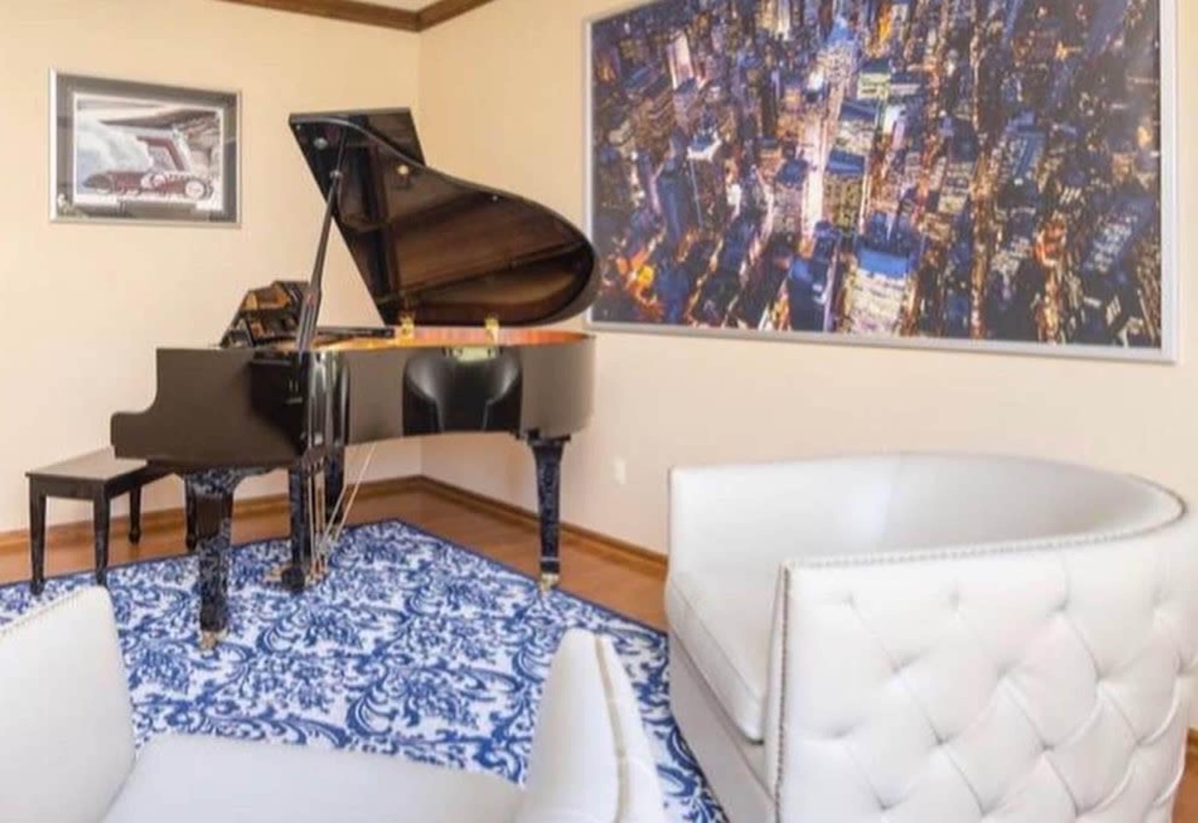 Spacious Colonial Estate Image in Clive, Clive, IA