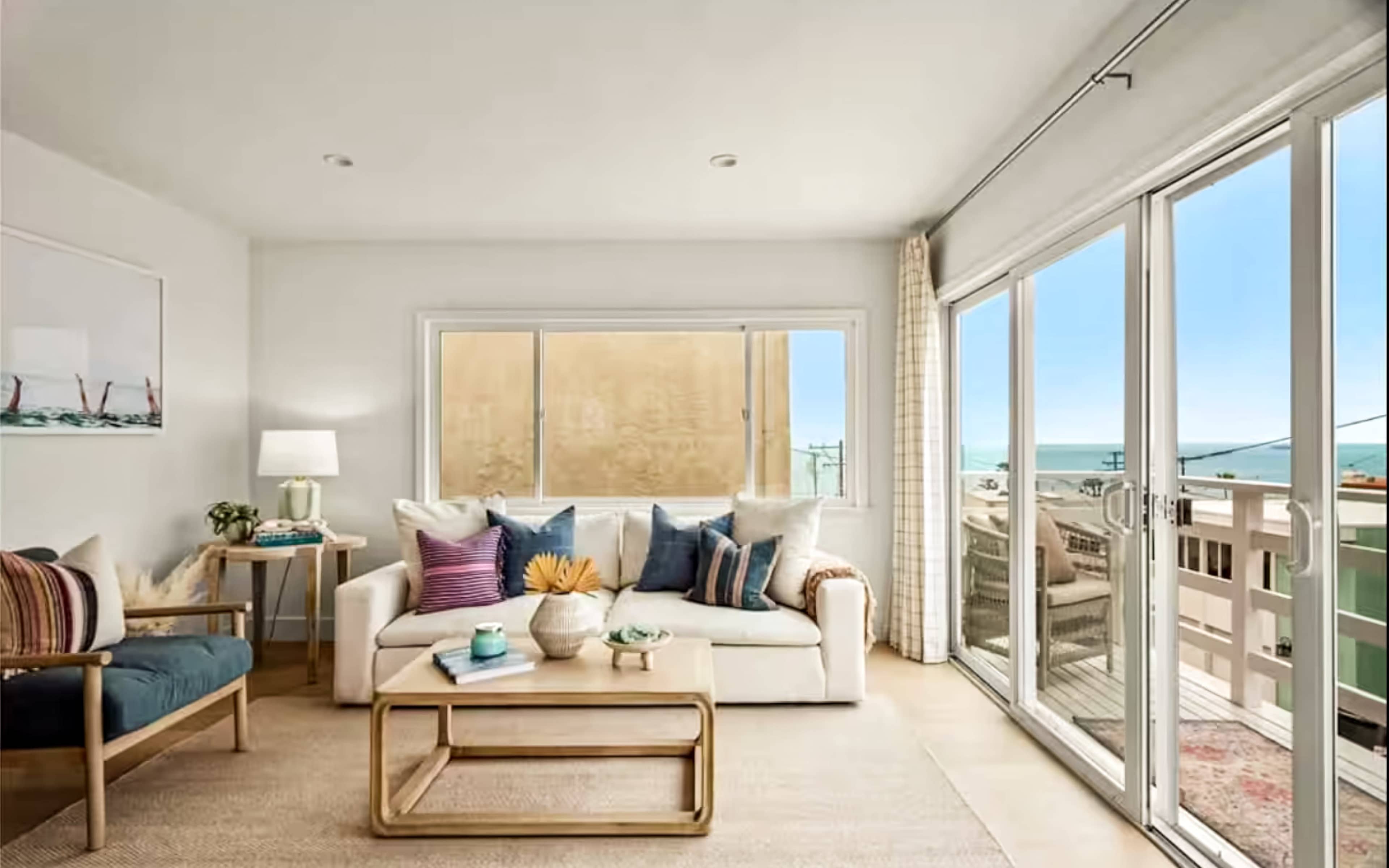 Elegant Modern Home with Expansive Layout & Natural Light Image in El Porto, Manhattan Beach, CA
