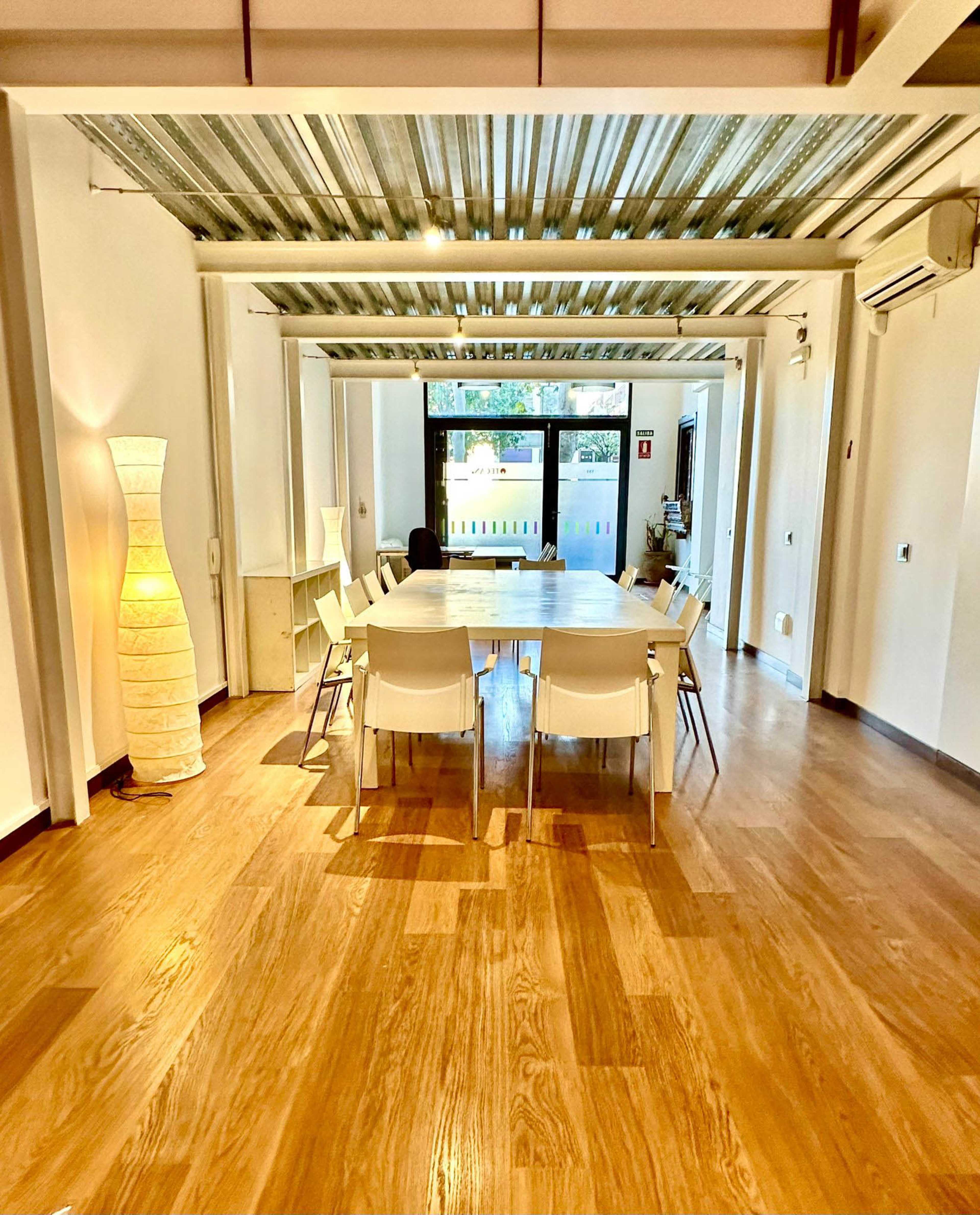 Hall polivalente diáfano acristalado en el centro de Barcelona Imagen en Fort Pienc, barcelona, B