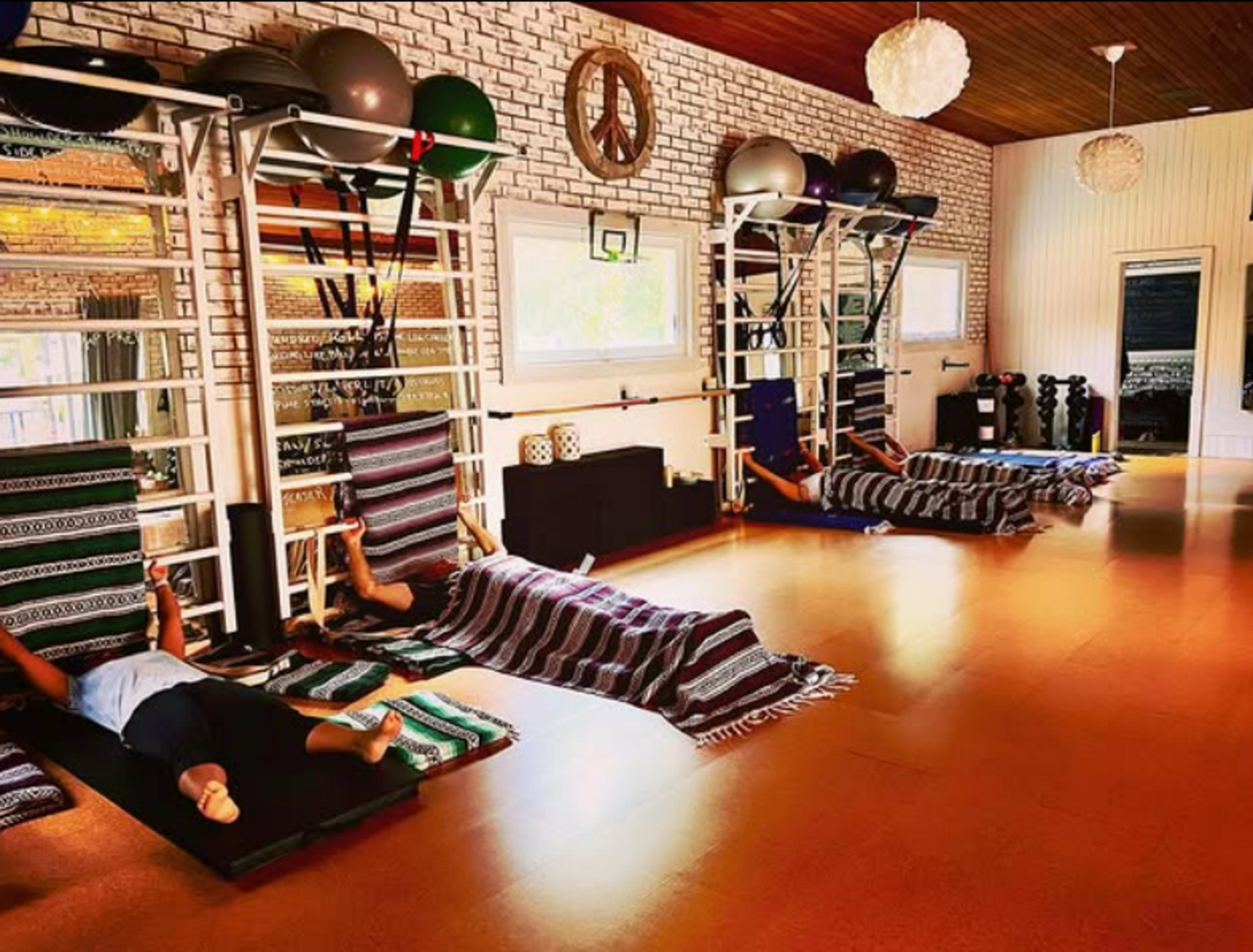 Beautiful, Bright, White Brick Studio with an abundance of Natural Light and a Fireplace! Image in Flamborough, Freelton, ON