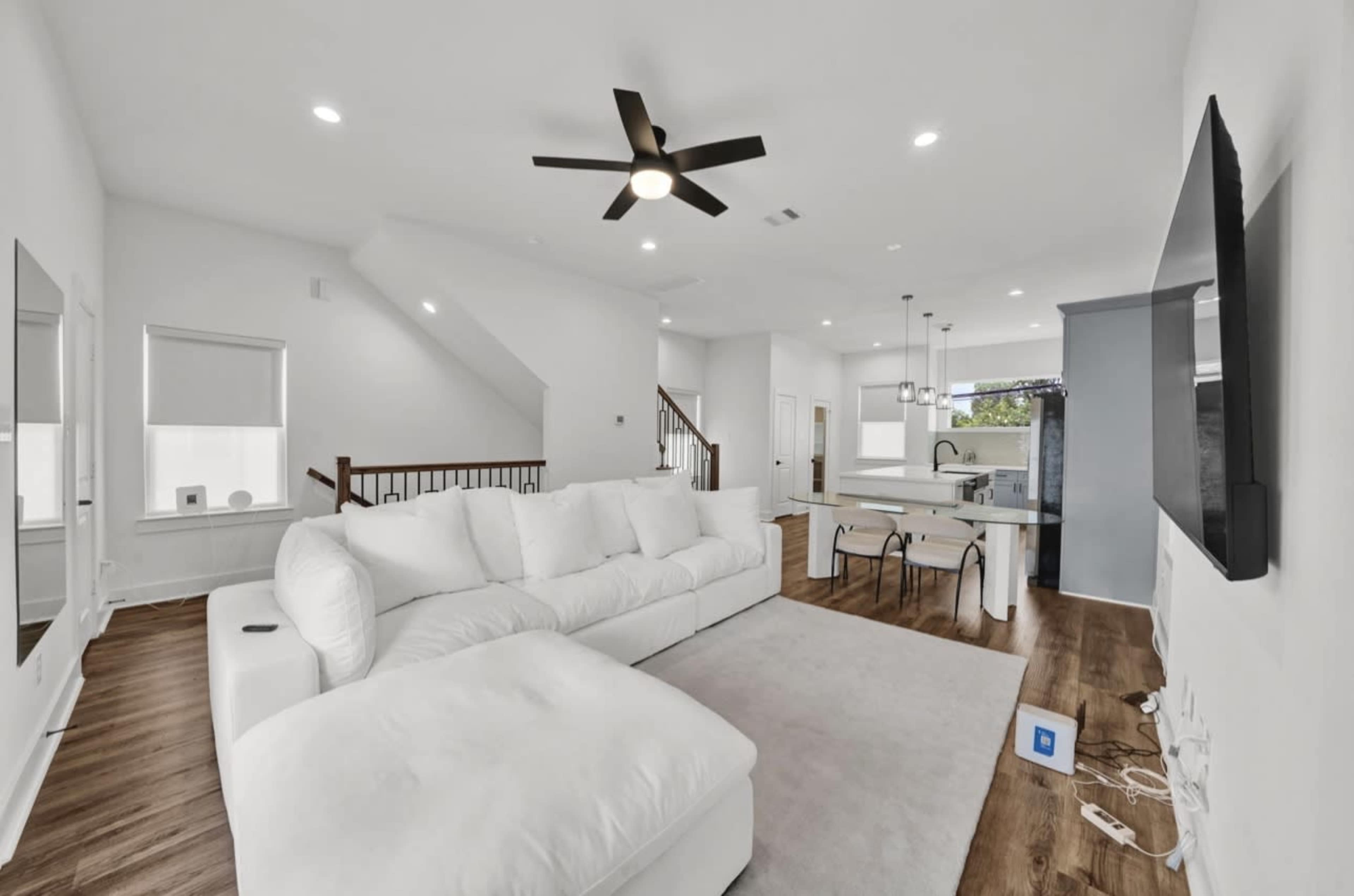 Modern luxury 2BR Home with Balcony + Full Kitchen near Galleria Image in Northside, Houston, TX