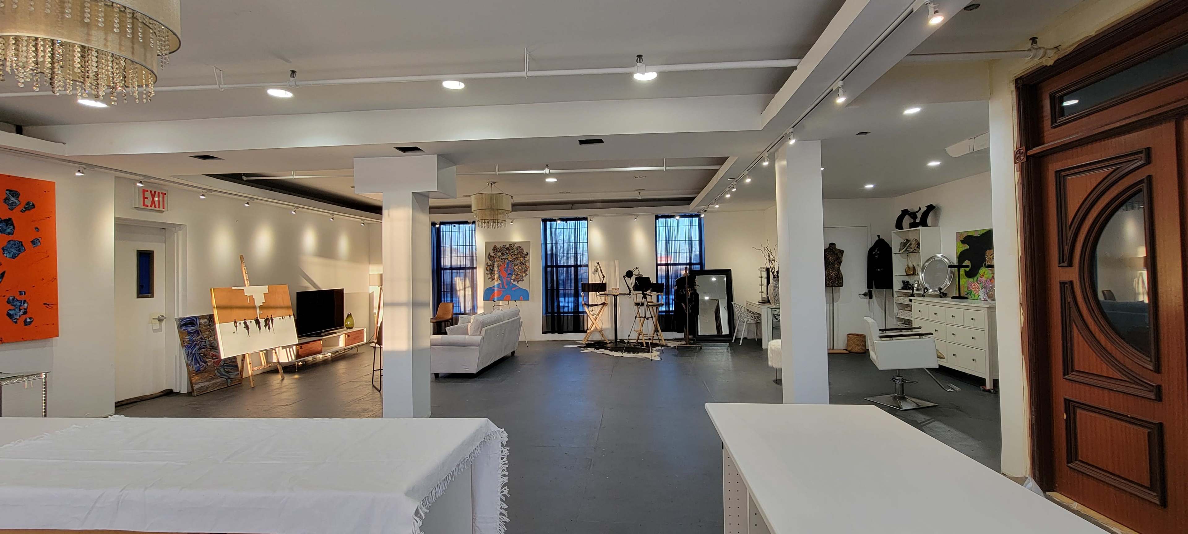 Curated visual reference: Visual Reference: Modern Industrial Loft Space With Bright Flexible Layout In Brooklyn
