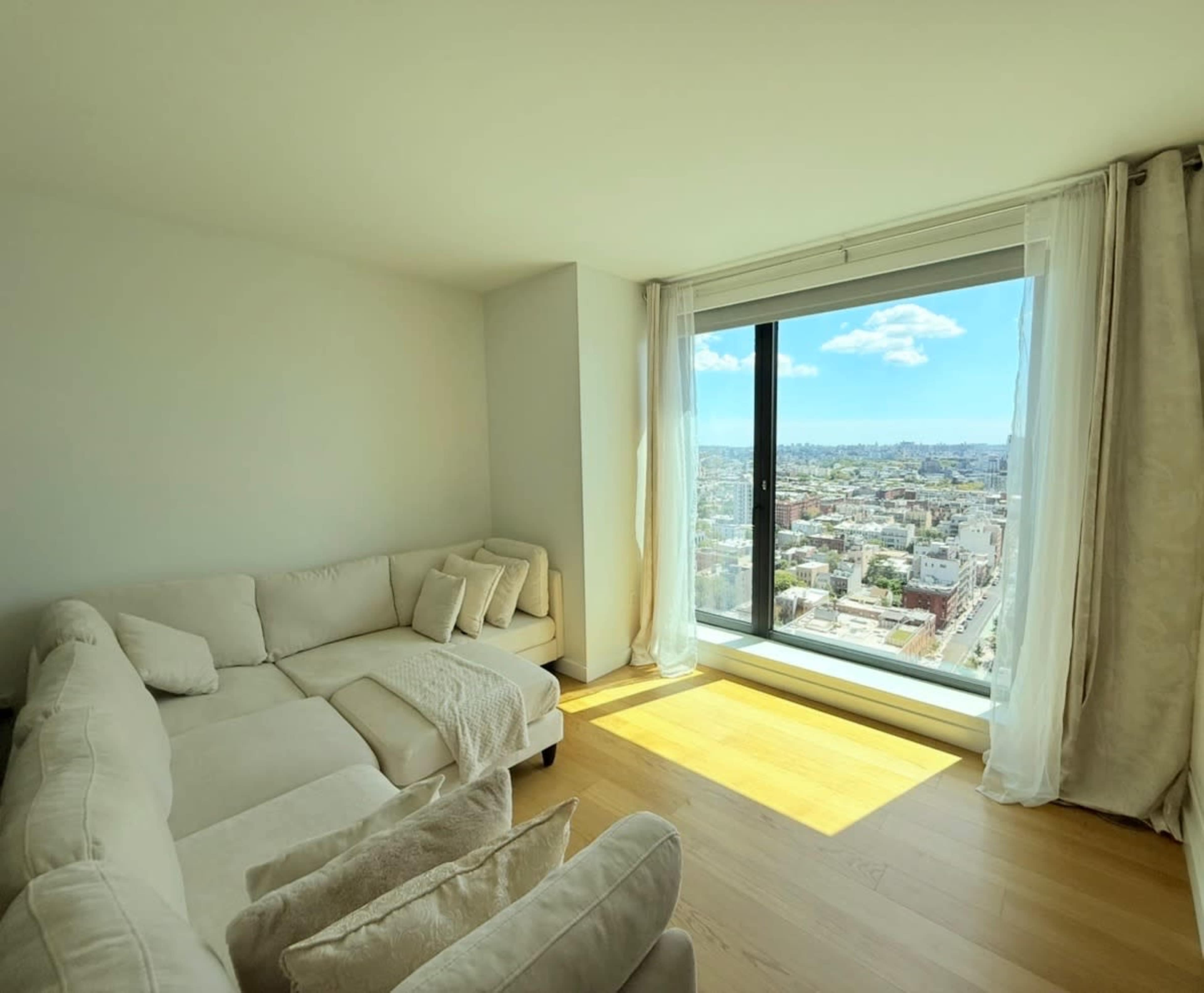 Greenpoint Luxury 1-Bedroom with Manhattan Skyline + Water Views Image in Greenpoint, Brooklyn, NY