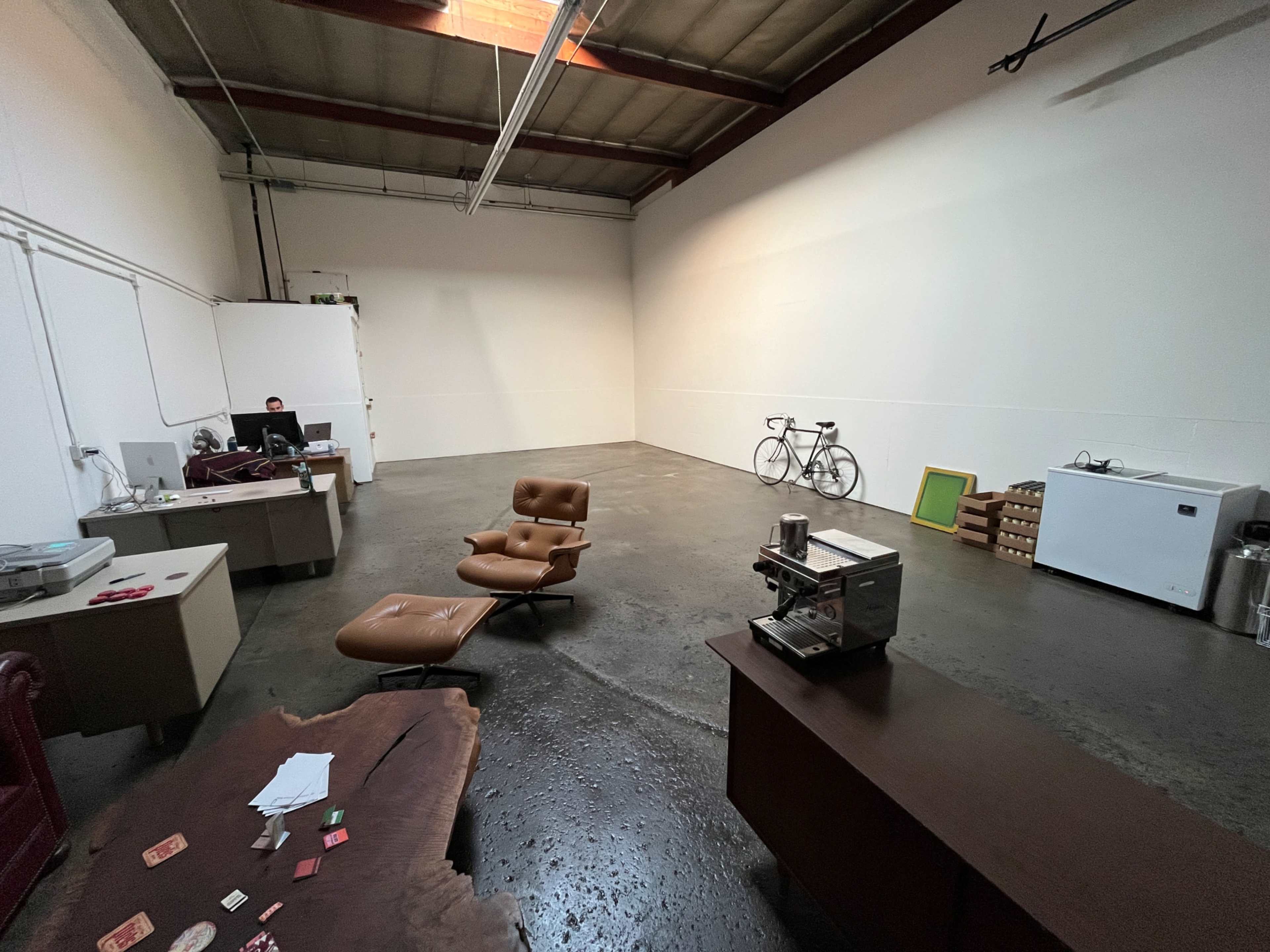 Versatile 1,000 sq. ft. Production Space with Roll-Up Gate Access Image in Washington, Long Beach, CA