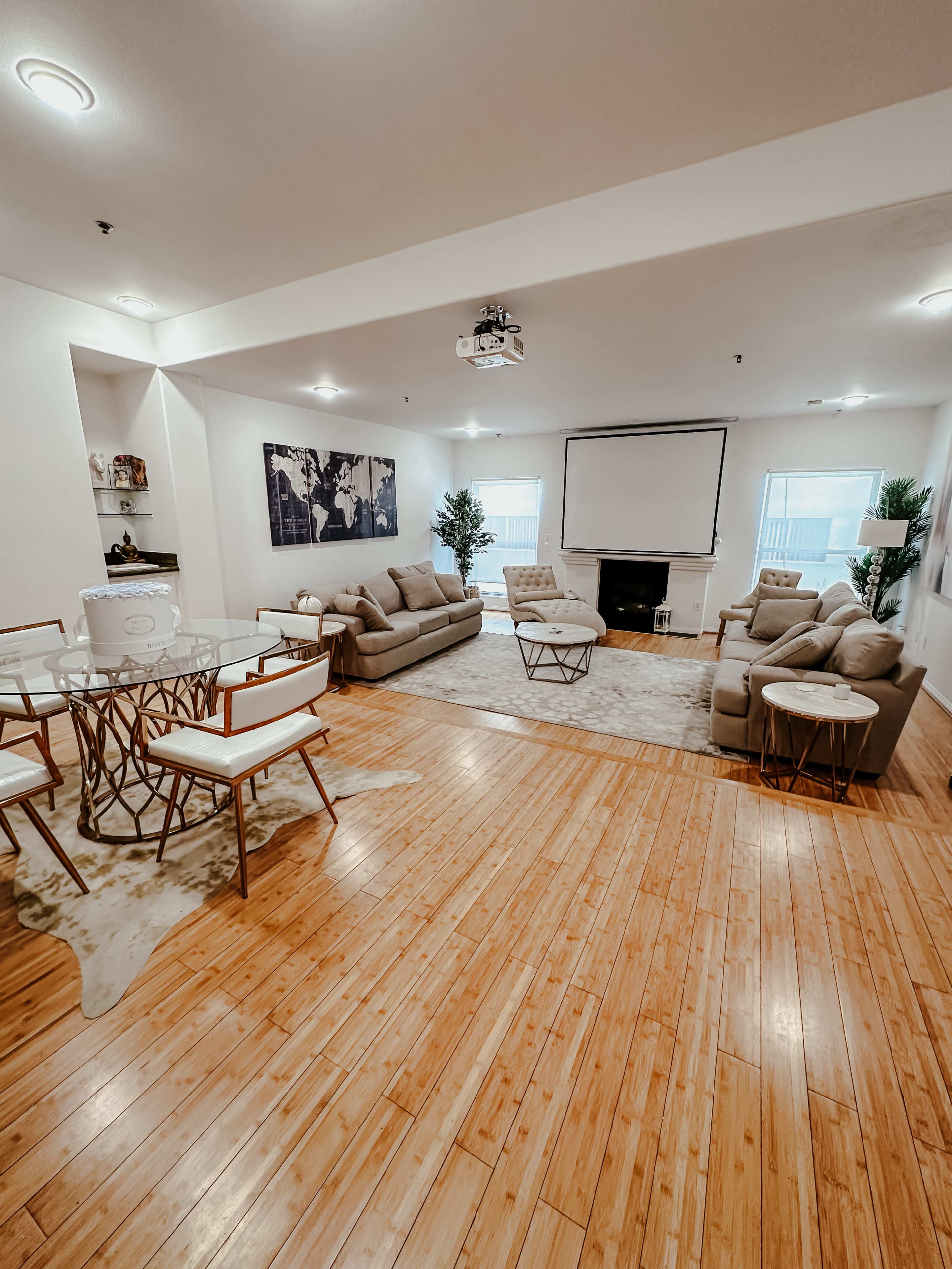 Brentwood Family Retreat with Open Floor Plan & Modern Décor – Perfect for Photoshoots Image in Brentwood, Los Angeles, CA
