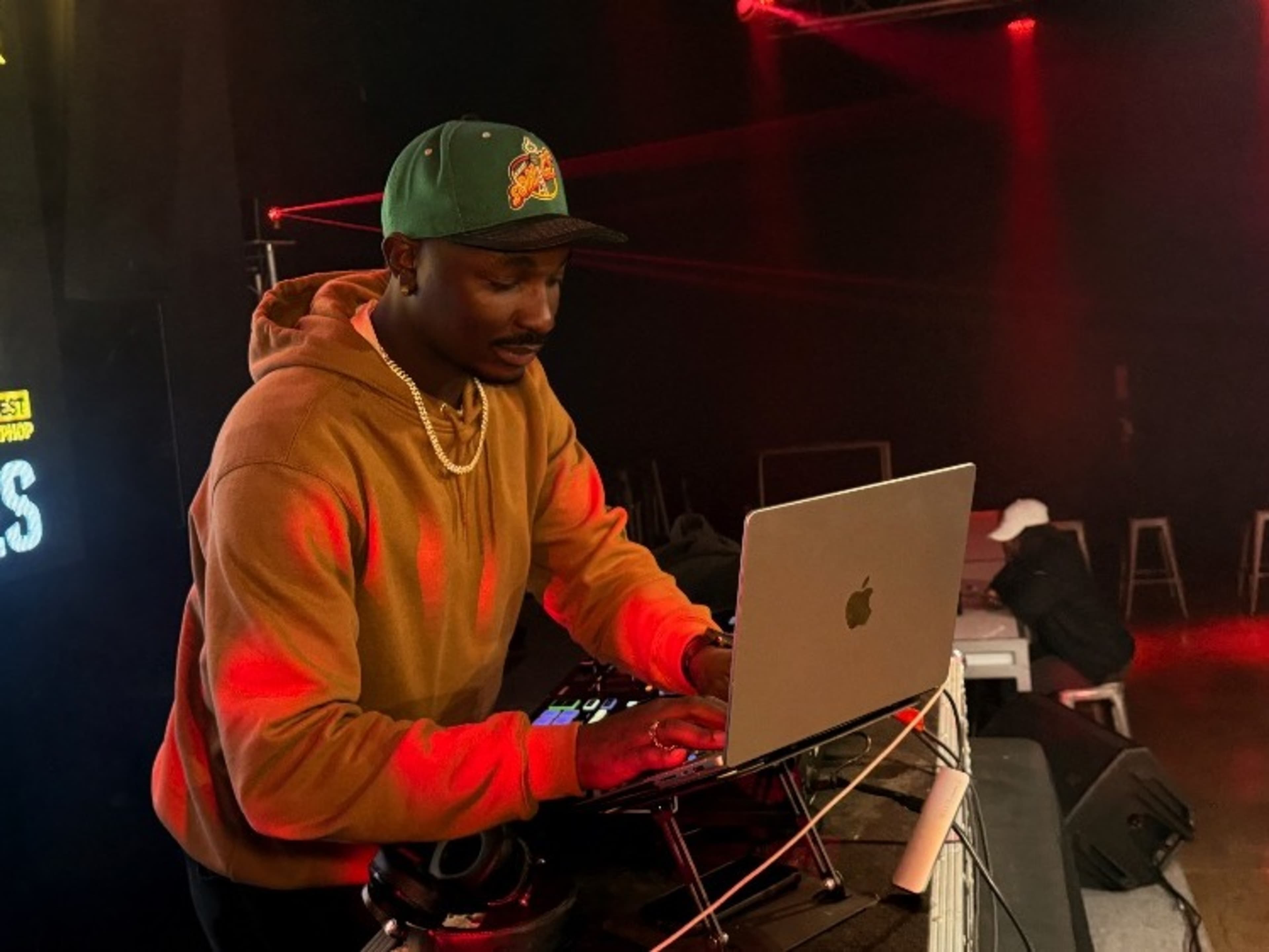 Disc Jockey (DJ)