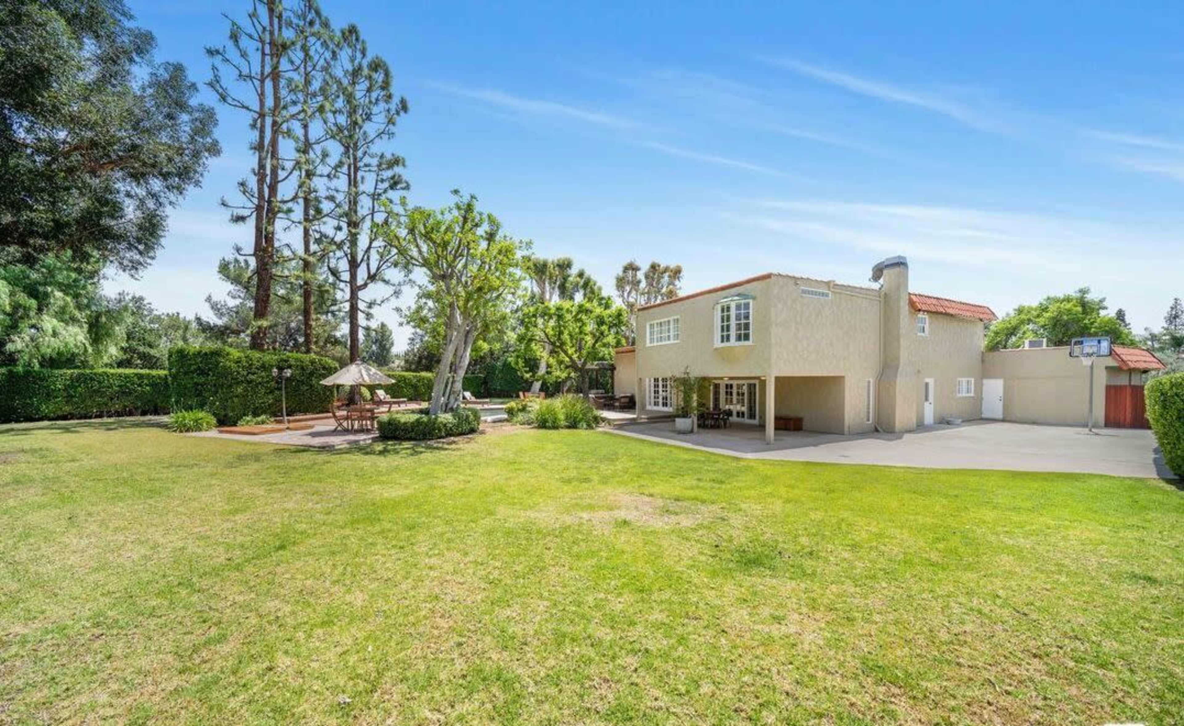 Incredible backyard for events/celebrations/filming with pool, basketball court, built-in bbq Image in Porter Ranch, Porter Ranch, CA