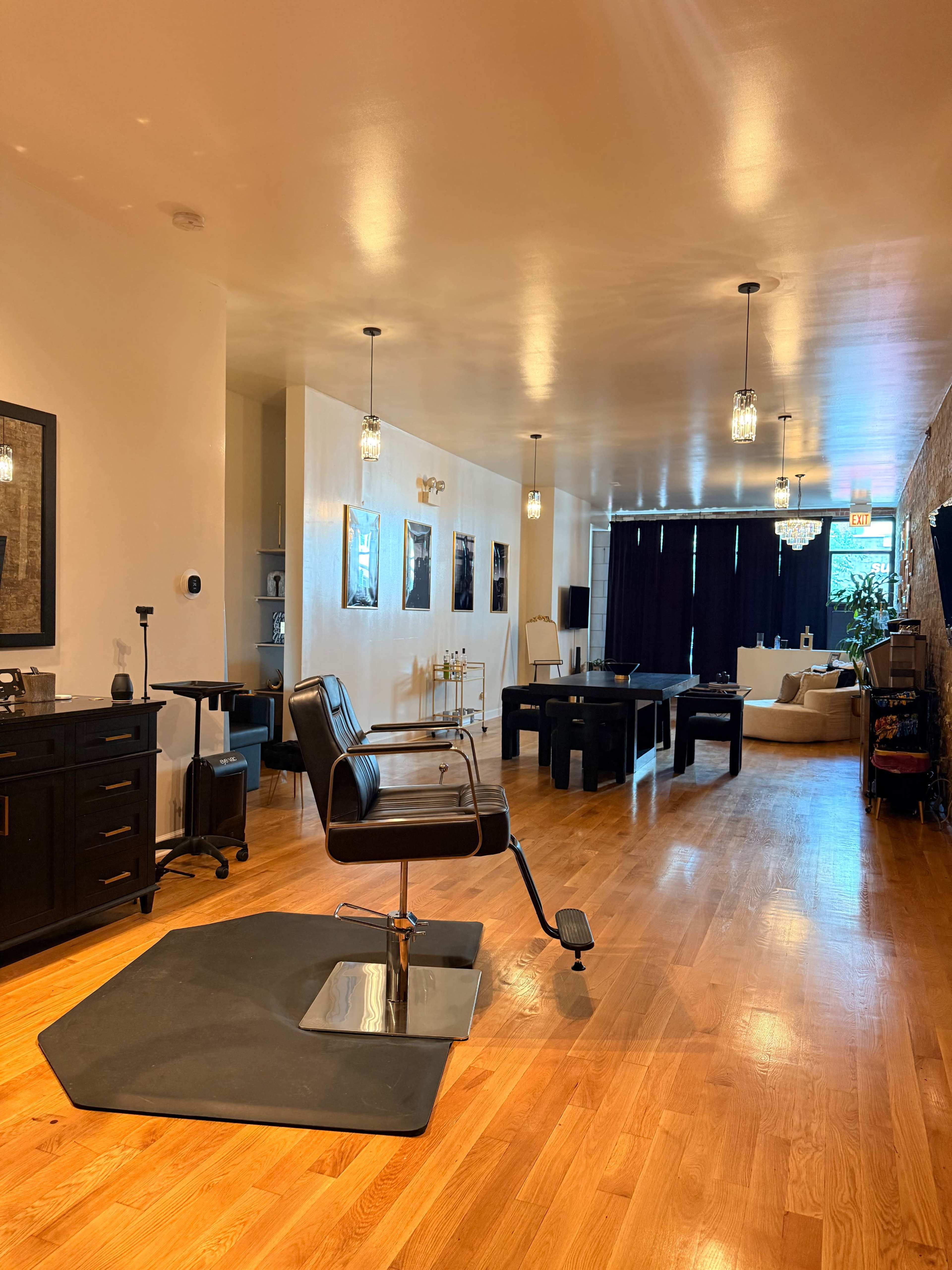 Upscale River West Space with Exposed Brick Image in West Town, Chicago, IL