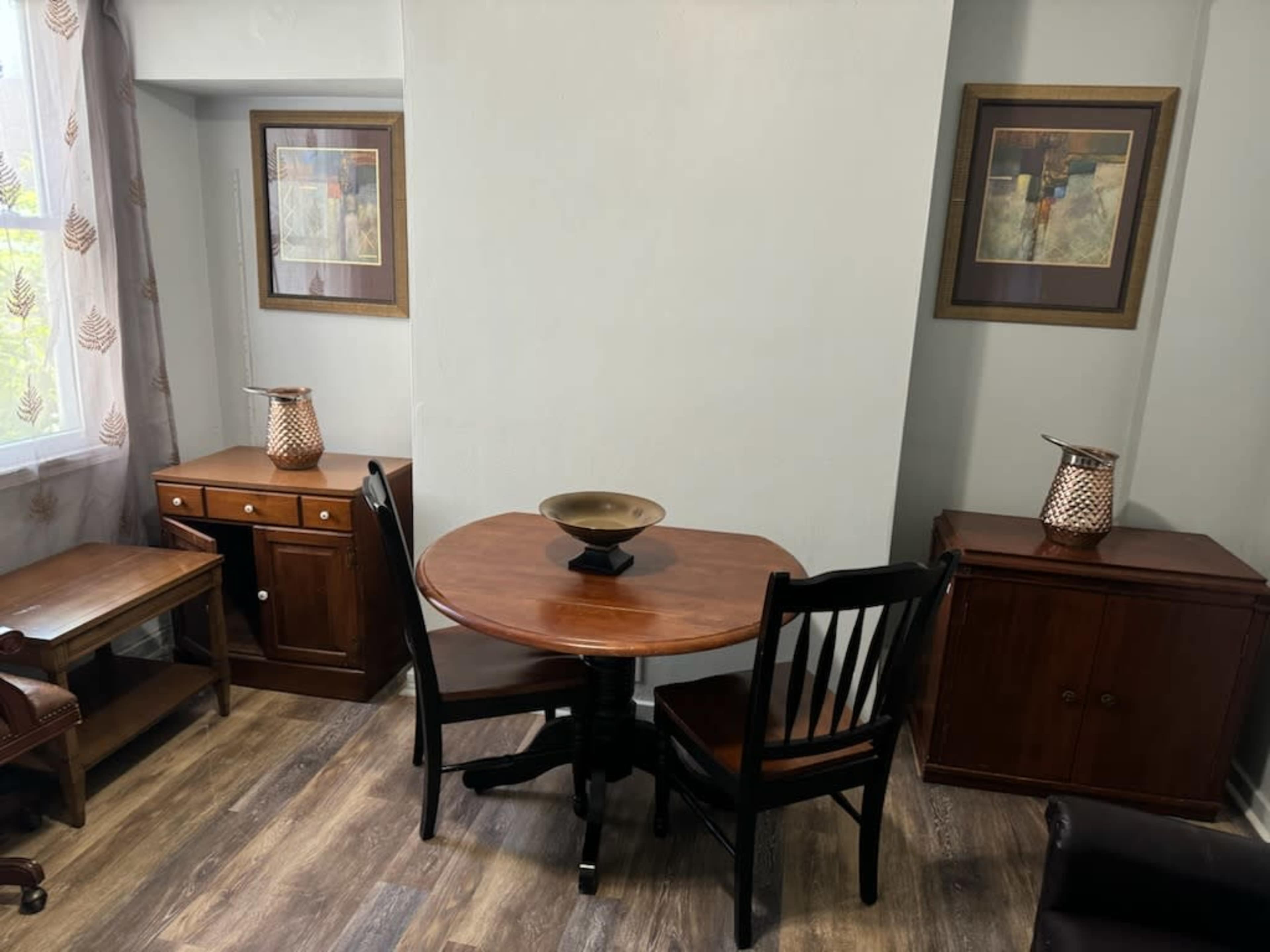 "Chic Urban Townhouse for Creative Shoots & Wellness Retreats – Close to Downtown & Hospitals" Image in Central Northside, Pittsburgh, PA