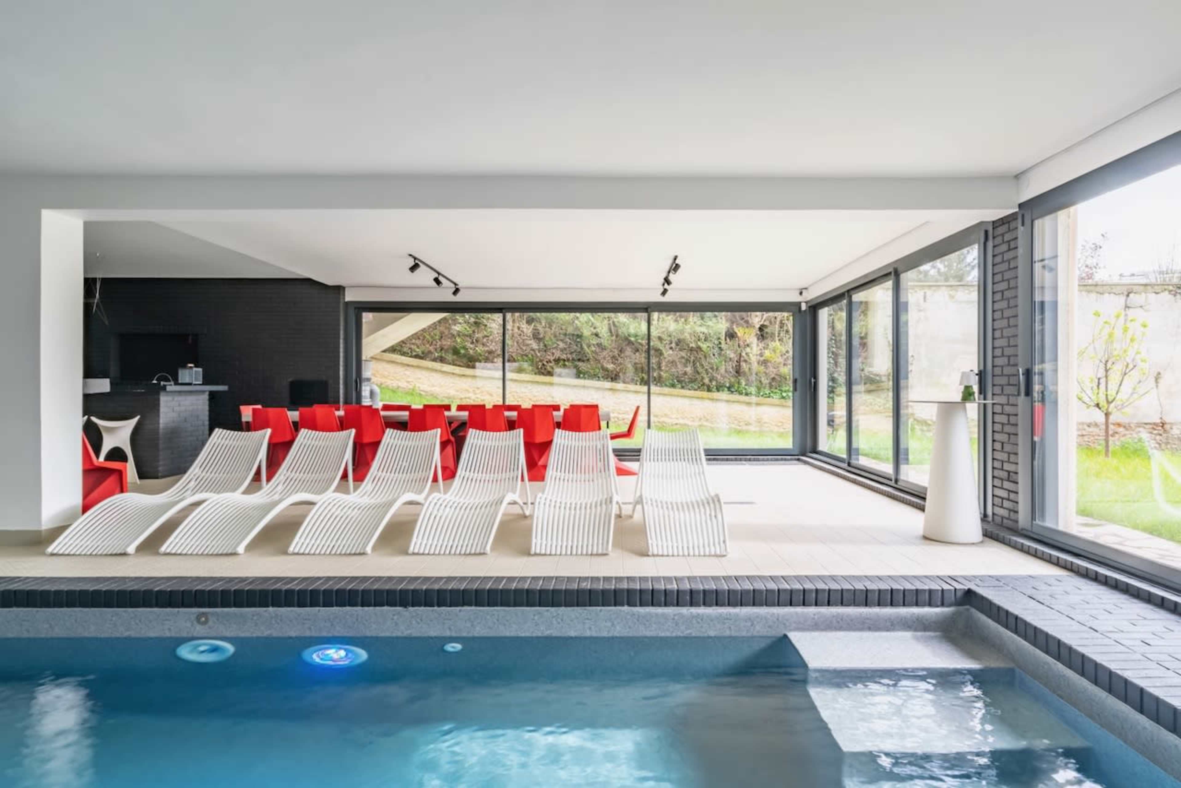 Magnifique Piscine couverte et chauffée avec espace privatif Image dans Centre, Montmorency, 