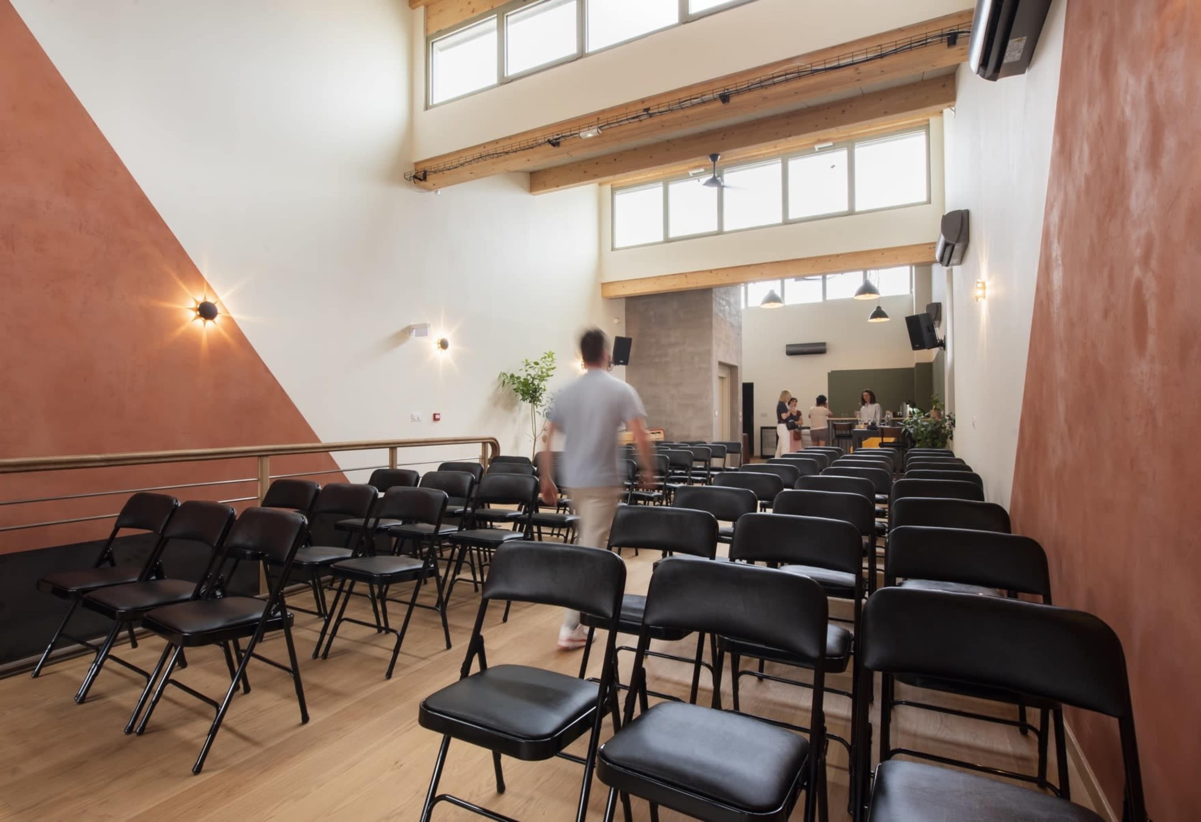 Espace de réunion chaleureux baigné de lumière Image in Gare St Jean, BORDEAUX