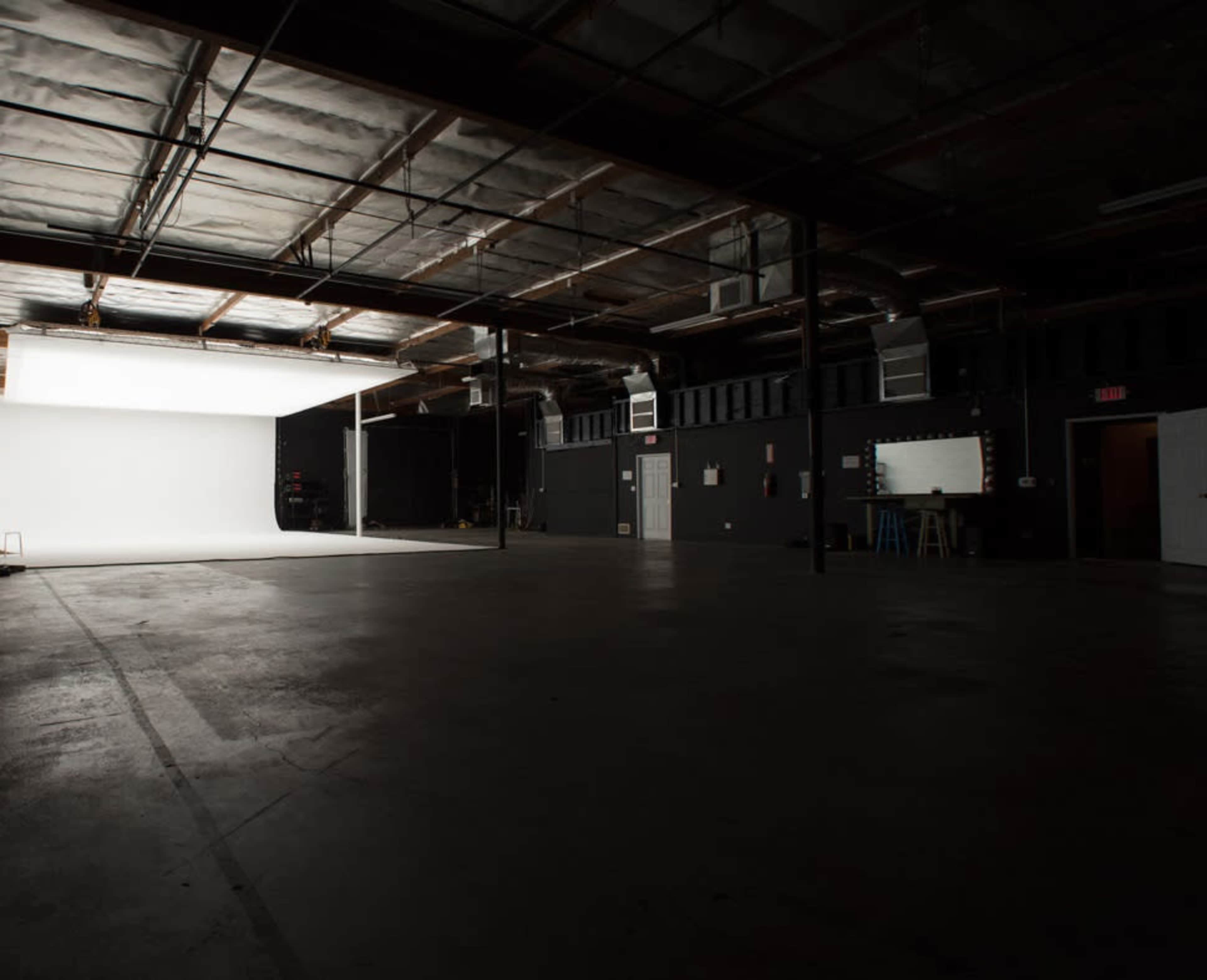 Black Wall and White Cyc Studio With Optional Pre-Lit Top-Light Soft-Box! Image in Valley Glen, North Hollywood, CA