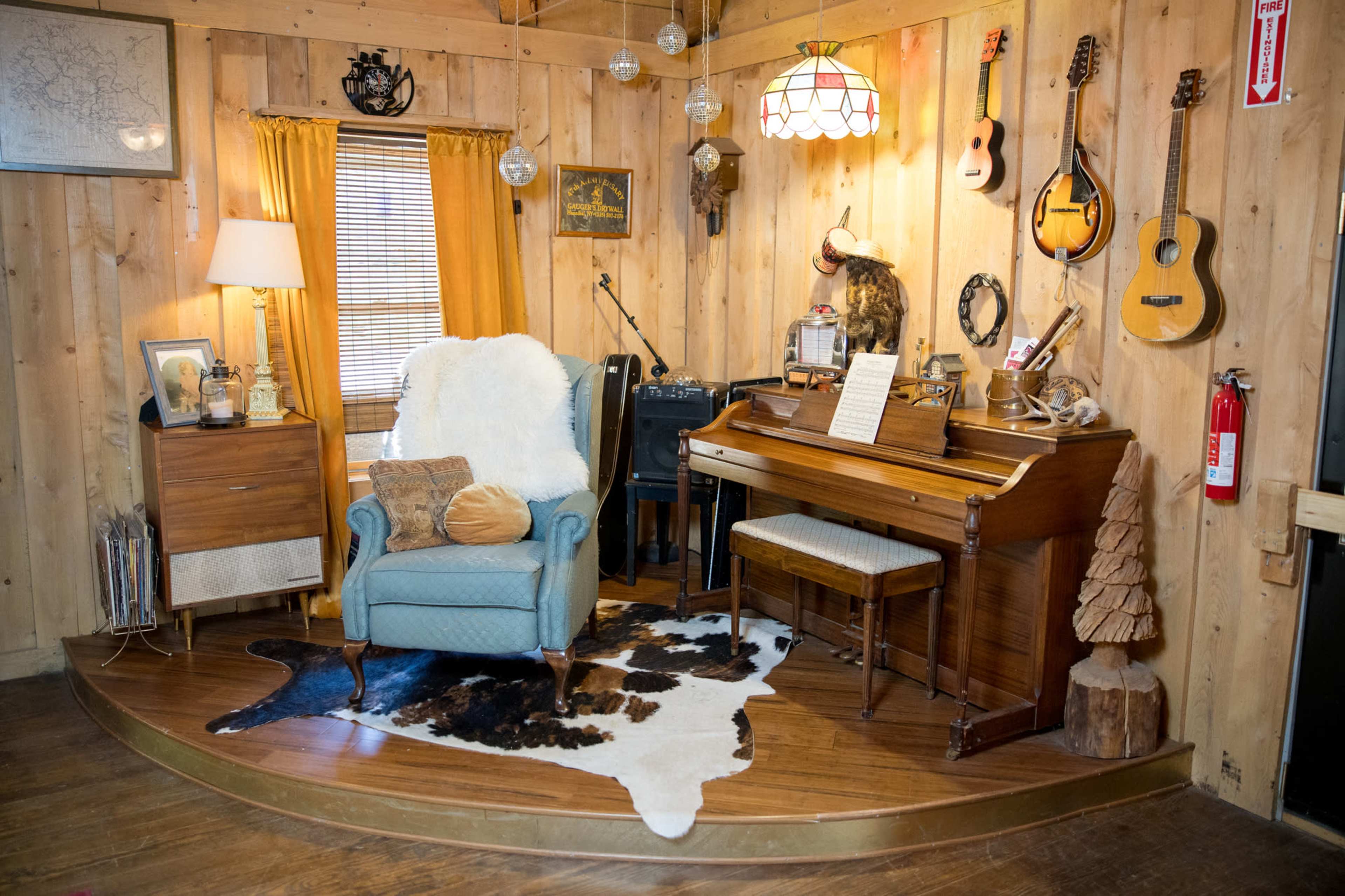 Multi-Property Estate with Farm, Abundantly Diverse Interior Spaces and Good Wifi Image in Hannibal, Hannibal, NY