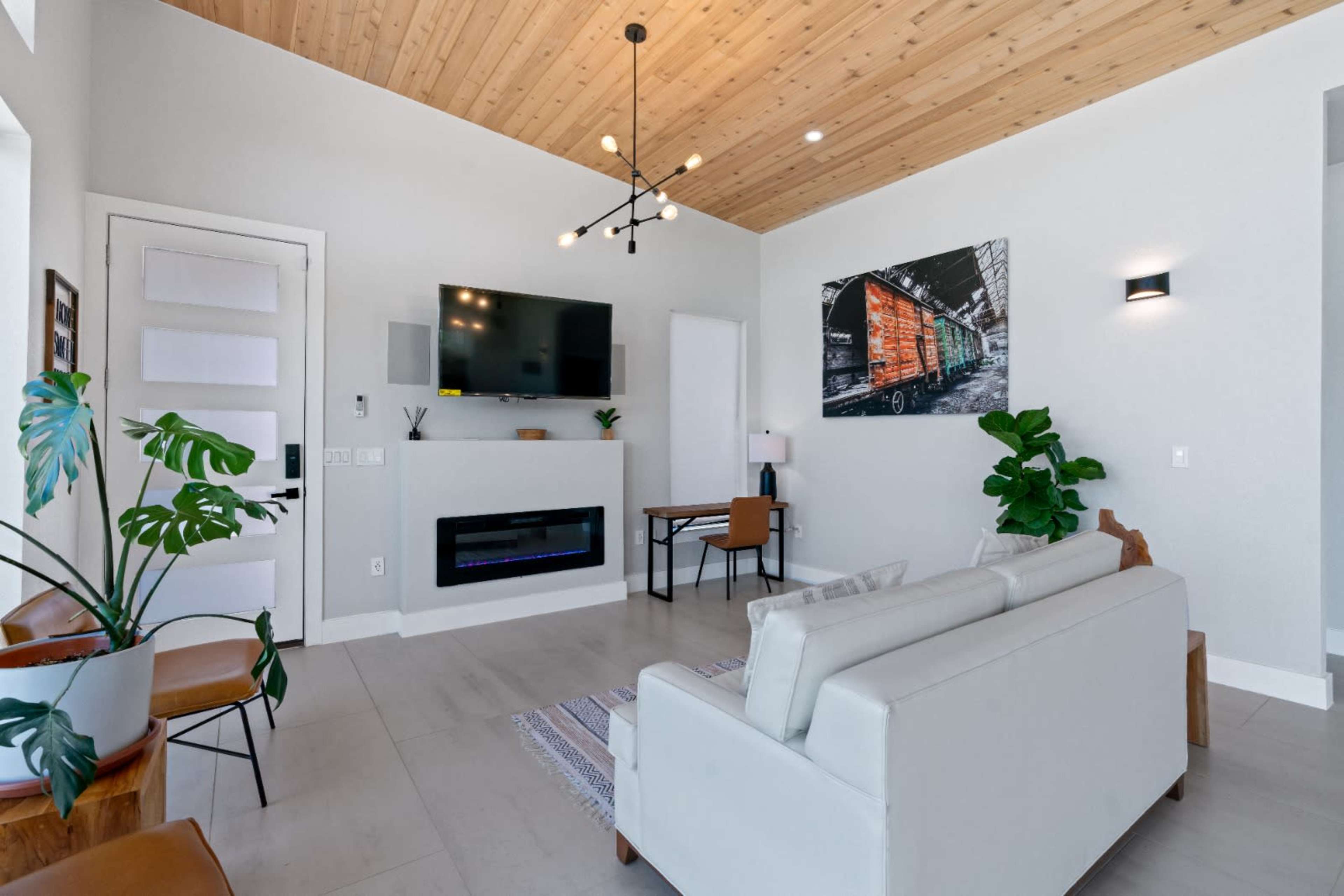 Modern Bright Guest House with Large Windows and Lovely Pool/Hot Tub and Outdoor Kitchen Area Image in Round Rock, round rock, TX