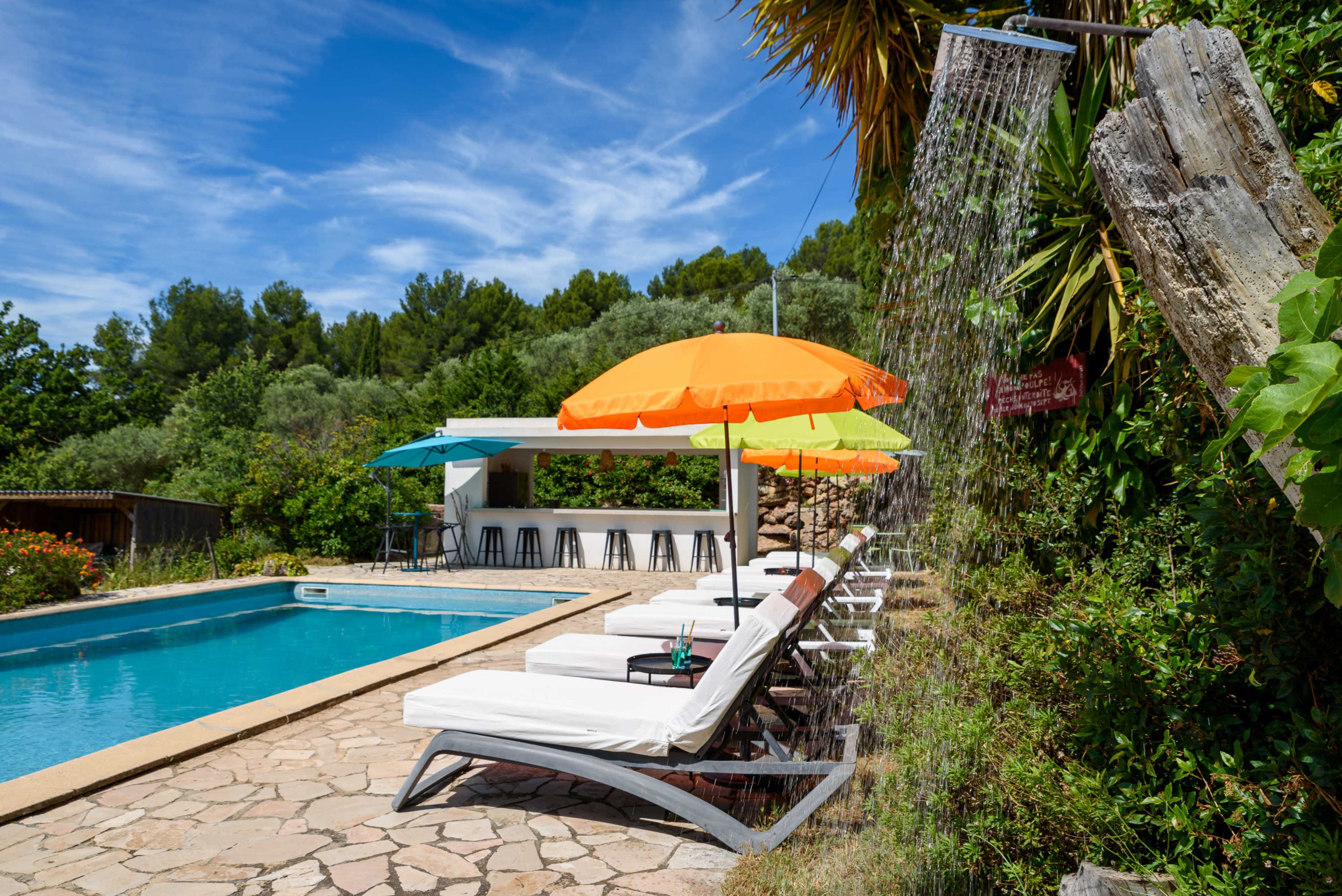 Jardin avec piscine au milieu des vignes Image in , SOLLIES-PONT