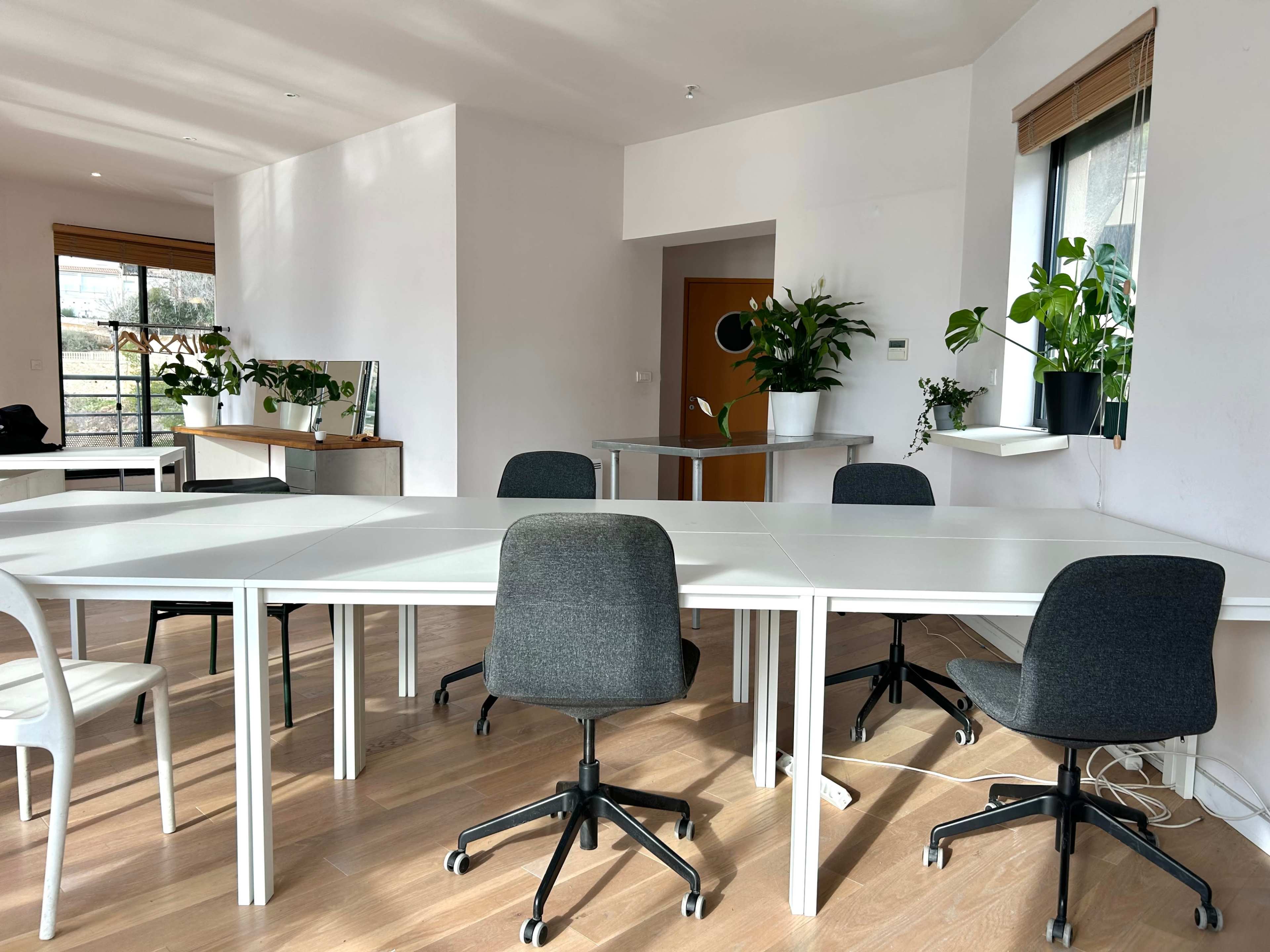 Lieu lumineux en bord de mer, avec vue panoramique sur la calanque Image in , Ensues la Redonne