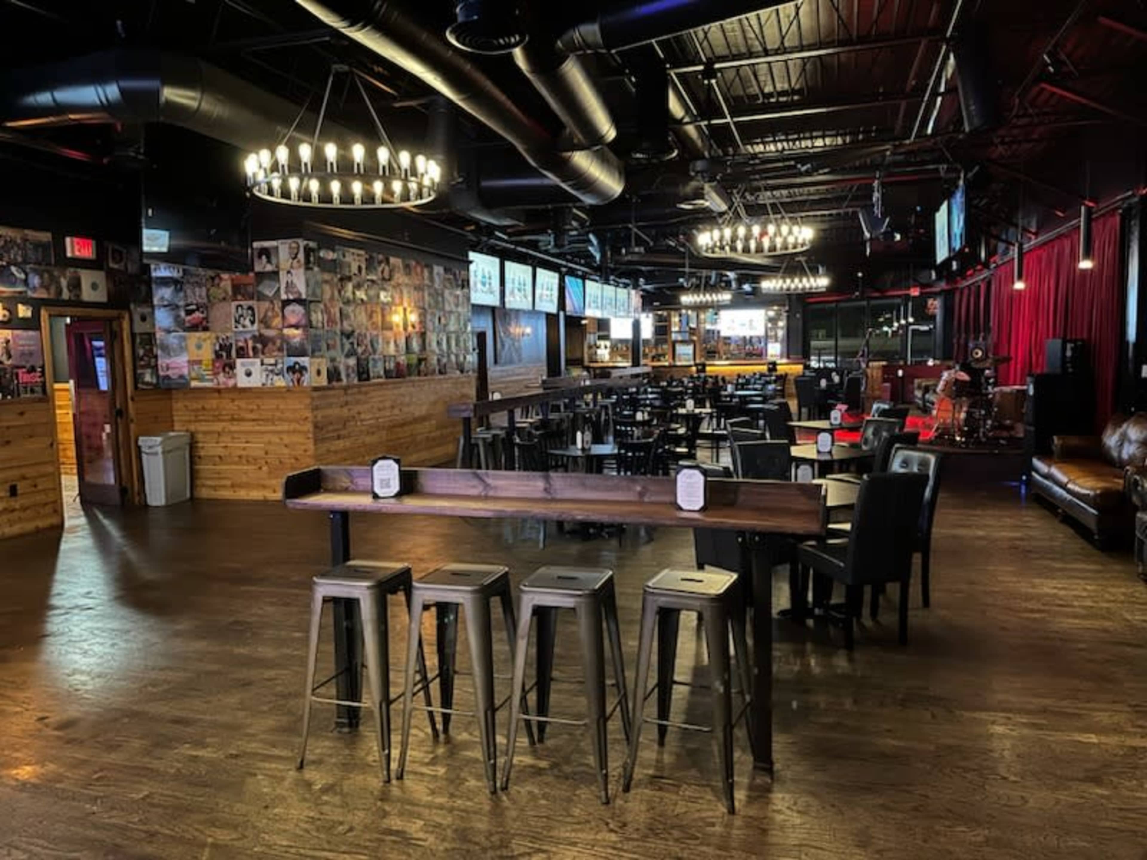 Trendy Speakeasy-Style Music Venue with Craft Bar & Stage Image in Addison, Dallas, TX