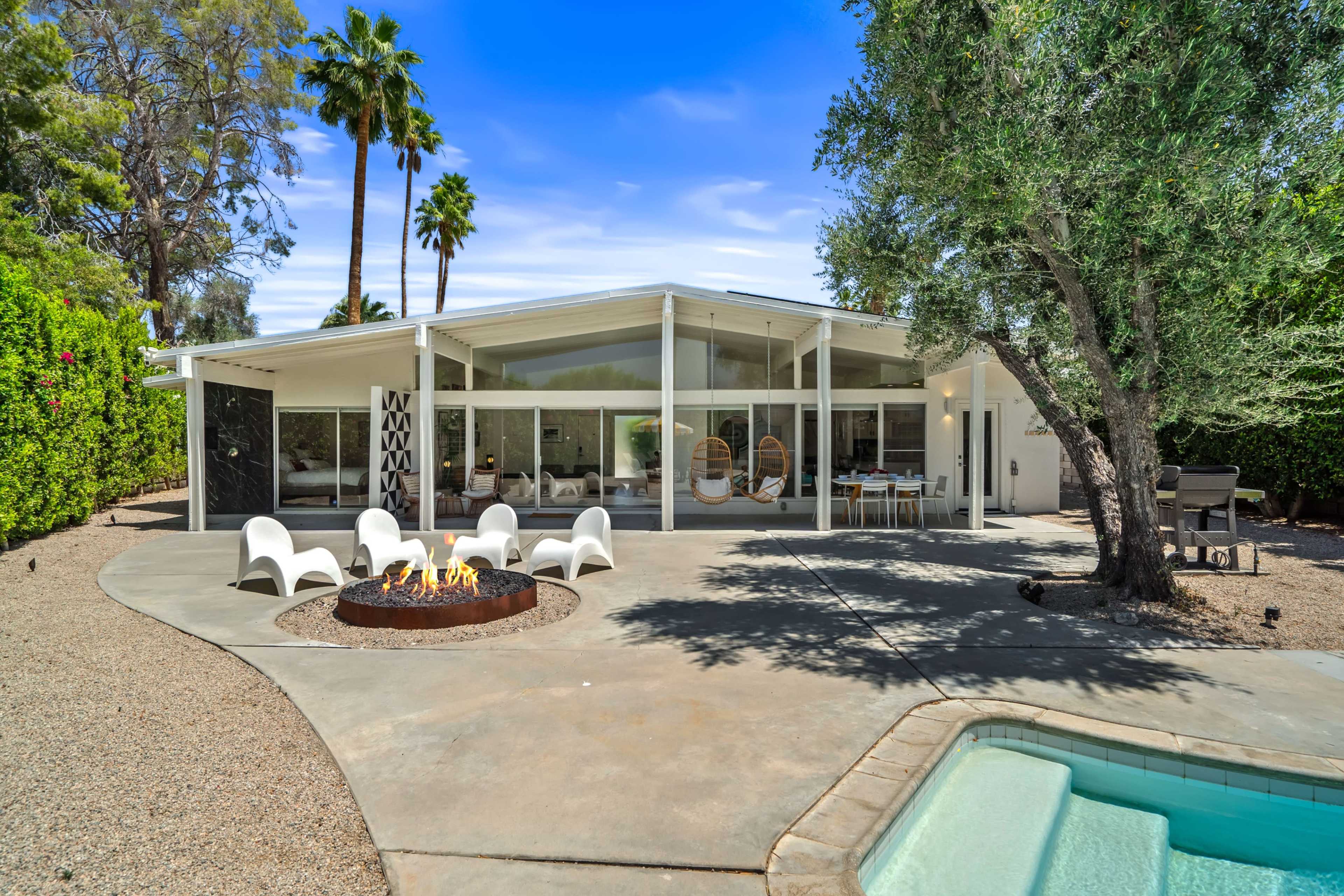 Mid-Century Modern Palm Springs House with Mountain View’s and a pool Image in Palm Springs, Palm Springs, CA