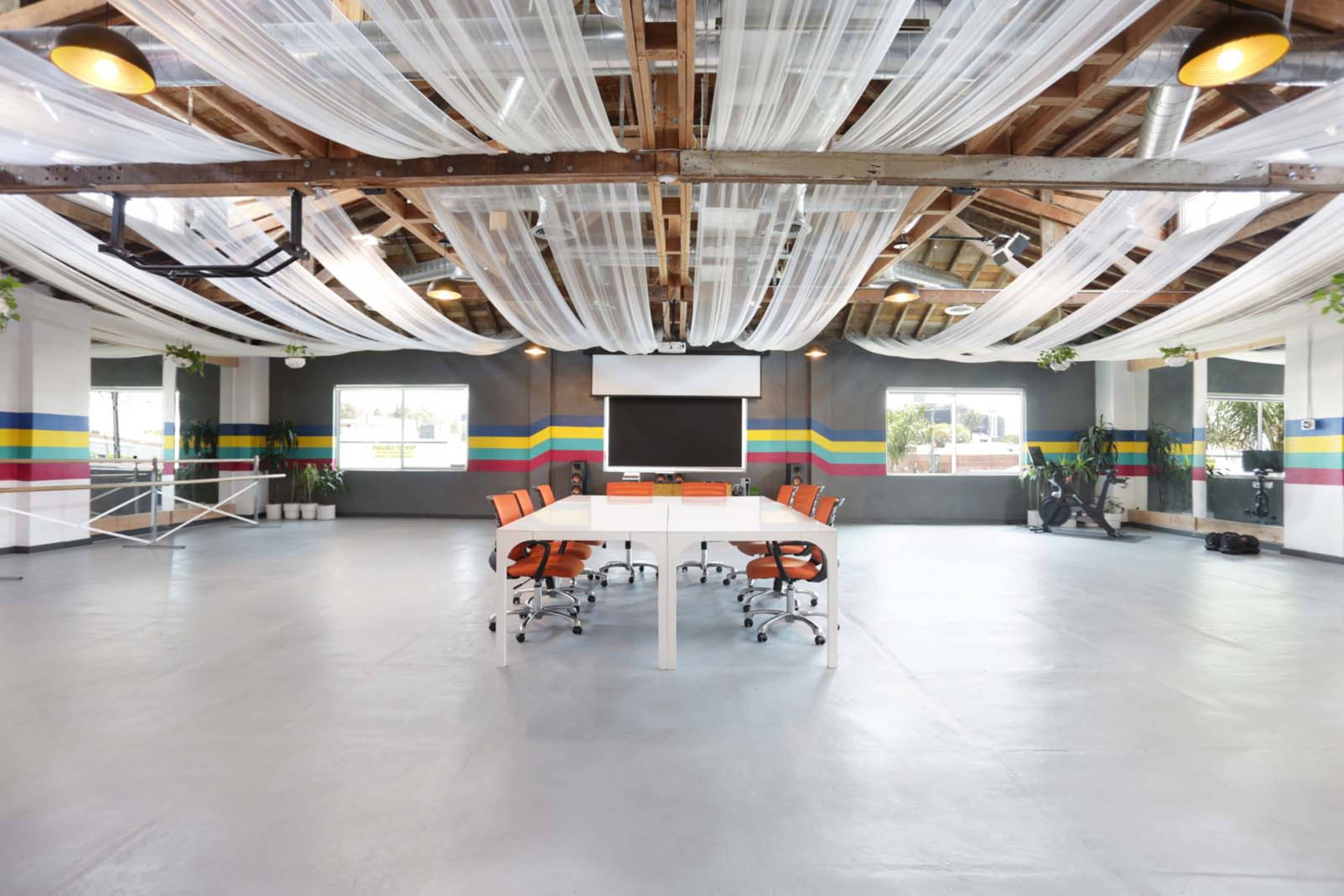 Open Space, Photoshoot, Flex Space, Over 1,900 sq ft w/ Wooden Beams Vaulted Ceiling with Skylights near LAX Image in Inglewood, Inglewood, CA