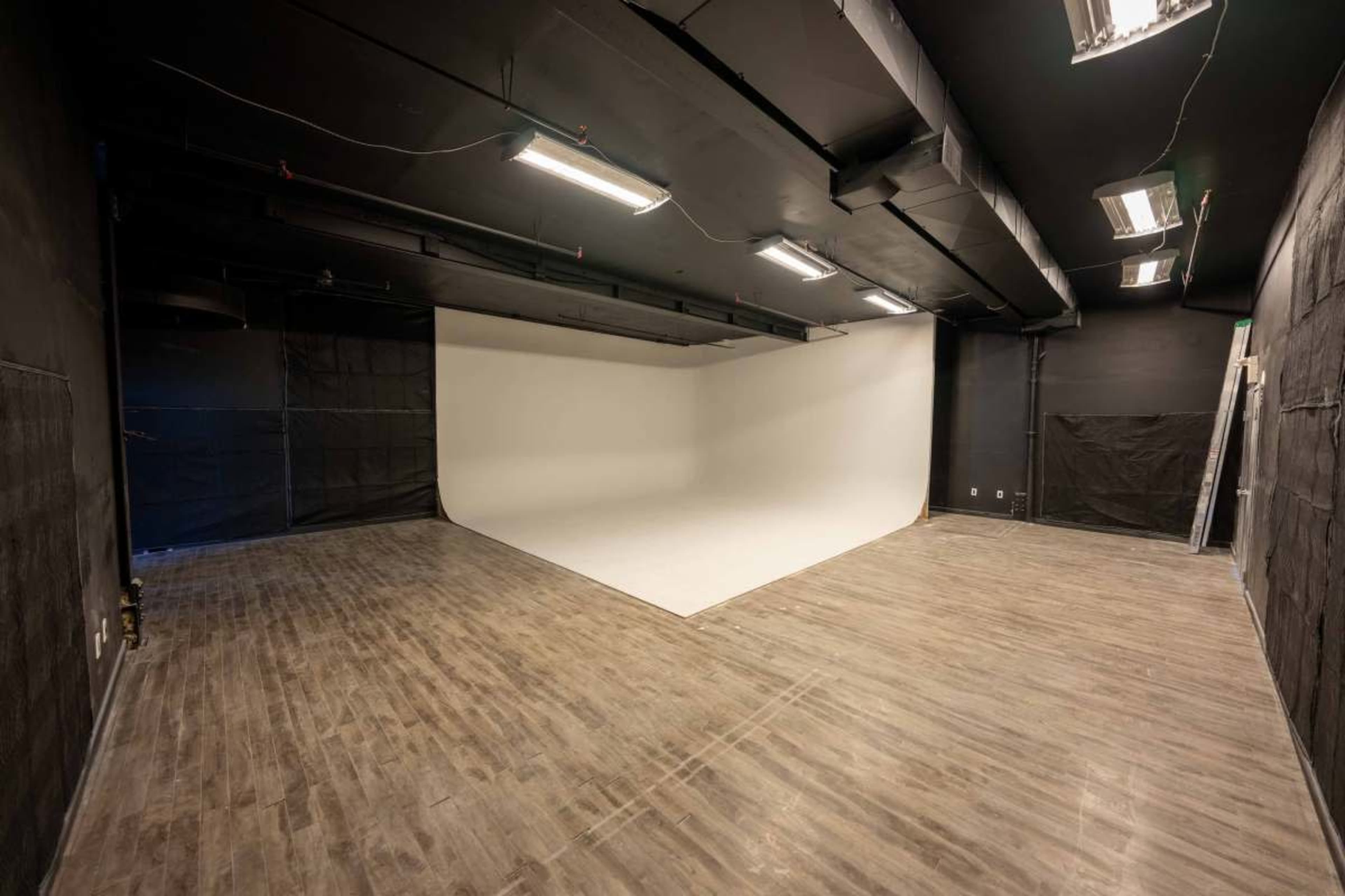 Large cyc wall, black out, sound treated, high grade outlets Image in Niagara, Toronto, ON