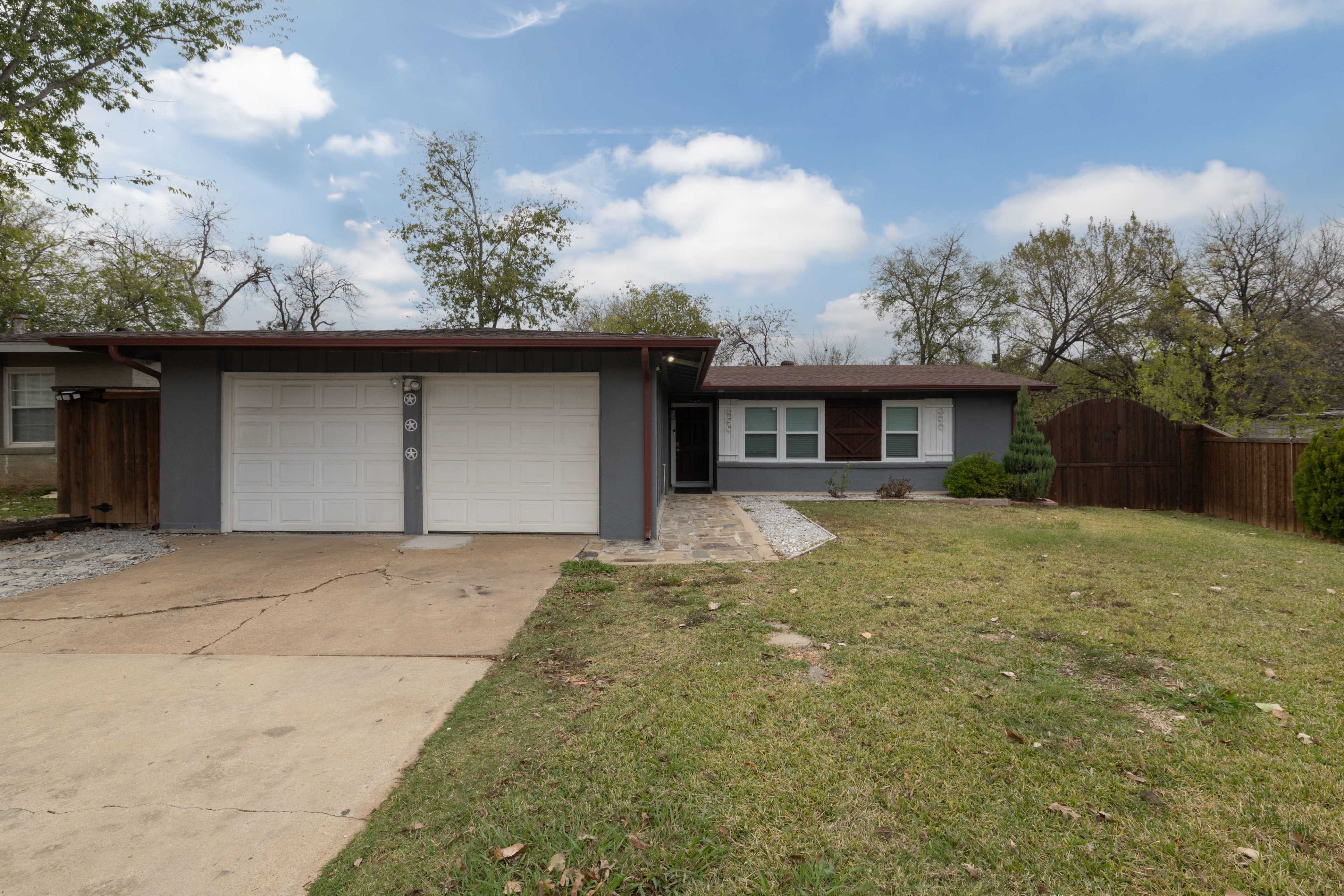 Minutes to AT&T Stadium • Fenced Yard • Patio Games Image in East Arlington, Arlington, TX