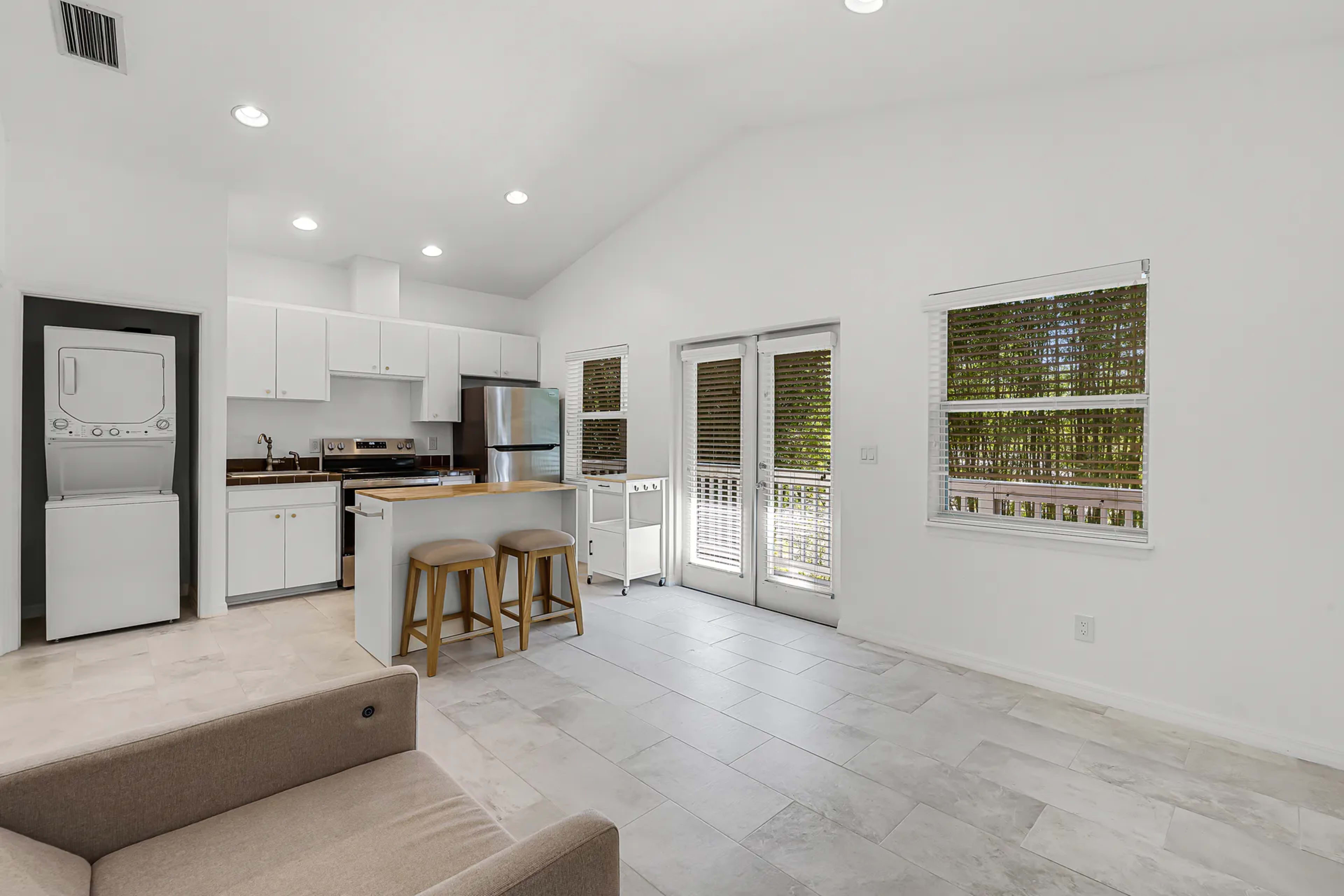 Private Bamboo-Oasis Apartment w/ Balcony — Photo/Video & Meetings Image in College Park, Orlando, FL