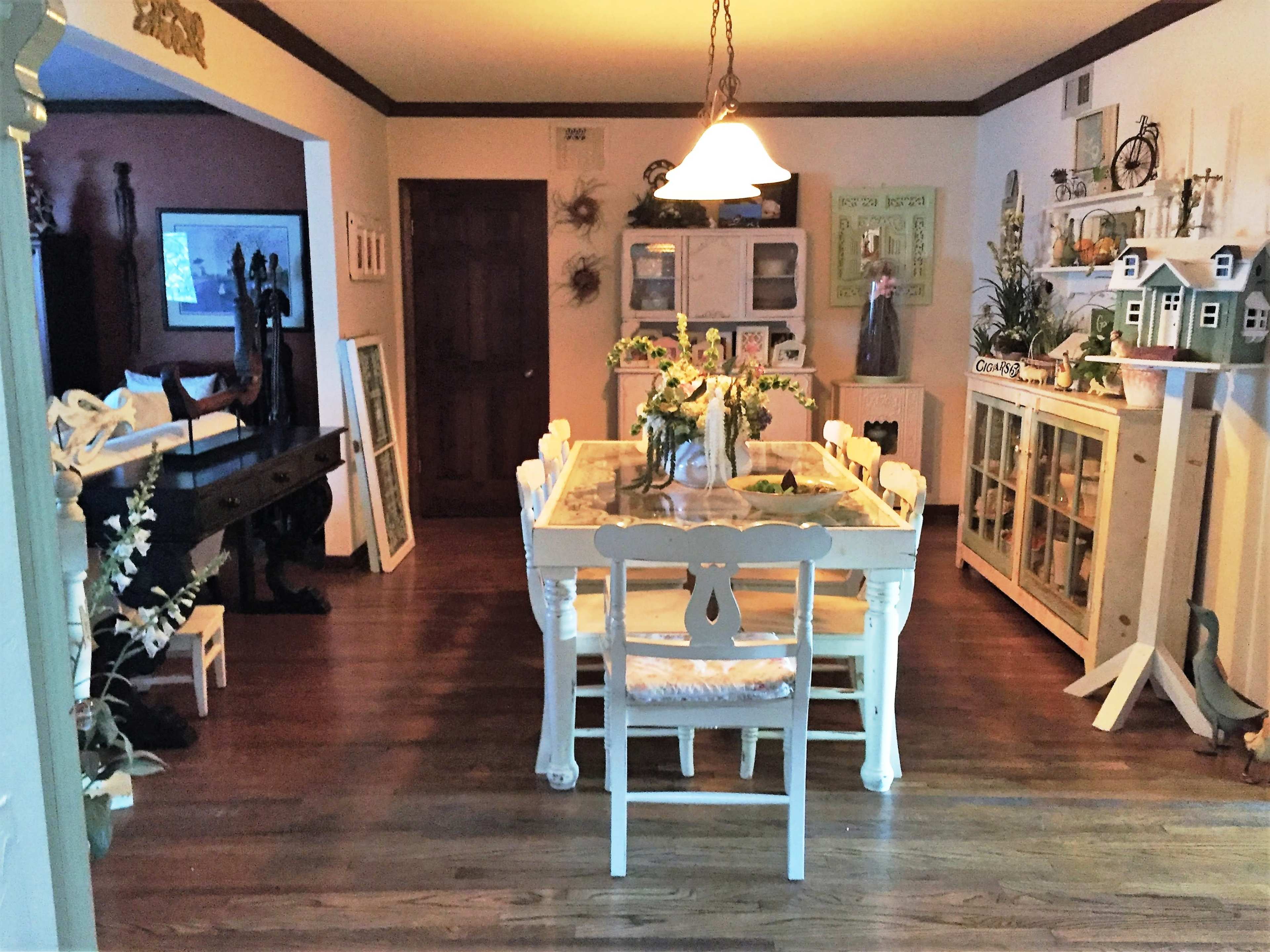 We are in a quiet suburban neighborhood with unique houses. It is roomy. The living room is decorated in a unique and intrigueing way. The backyard is spacious with a great view. Image in Newhall, Santa Clarita, CA