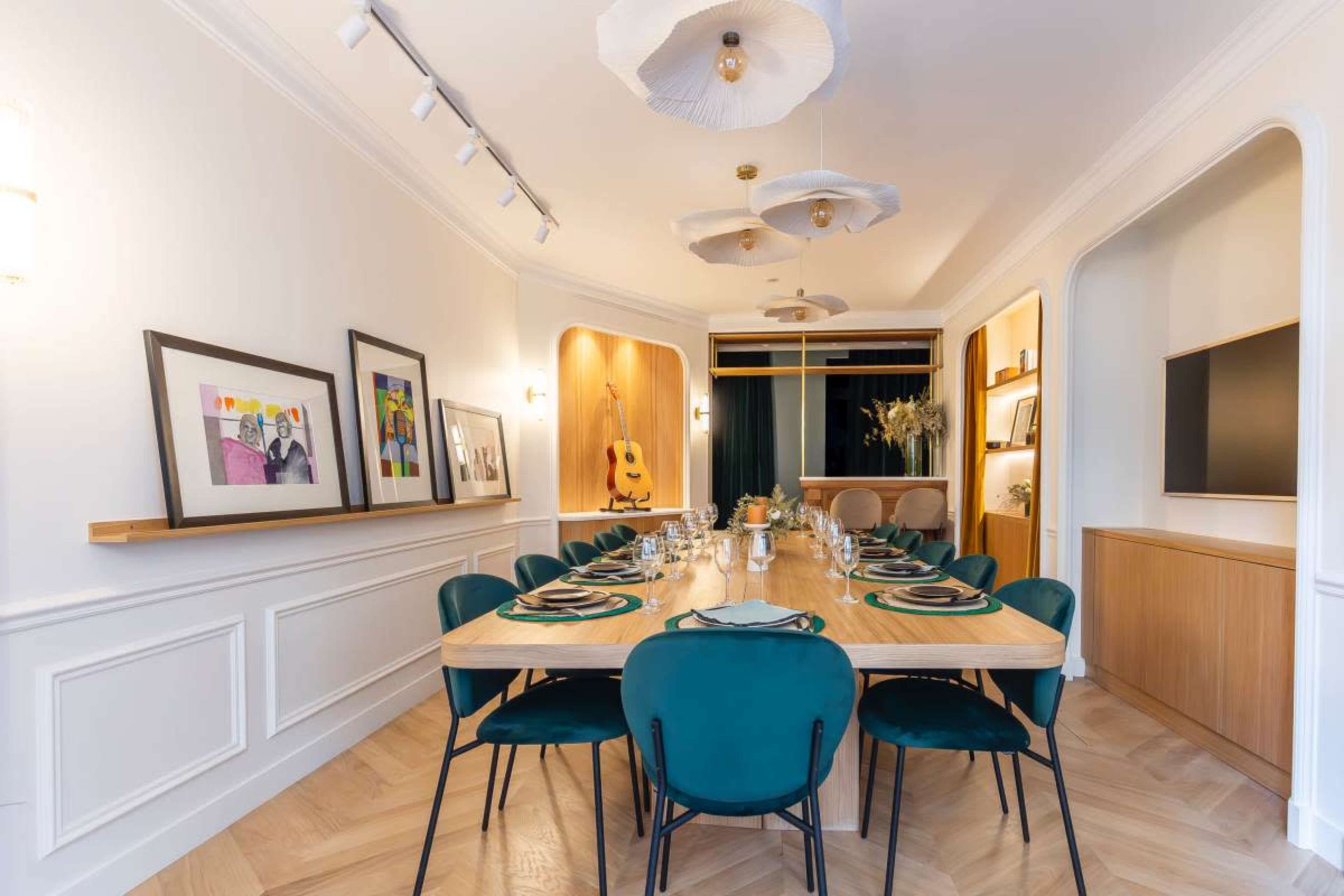 Table privée avec cuisine dans quartier prisé Image dans Quartier du Faubourg-du-Roule, Paris, 