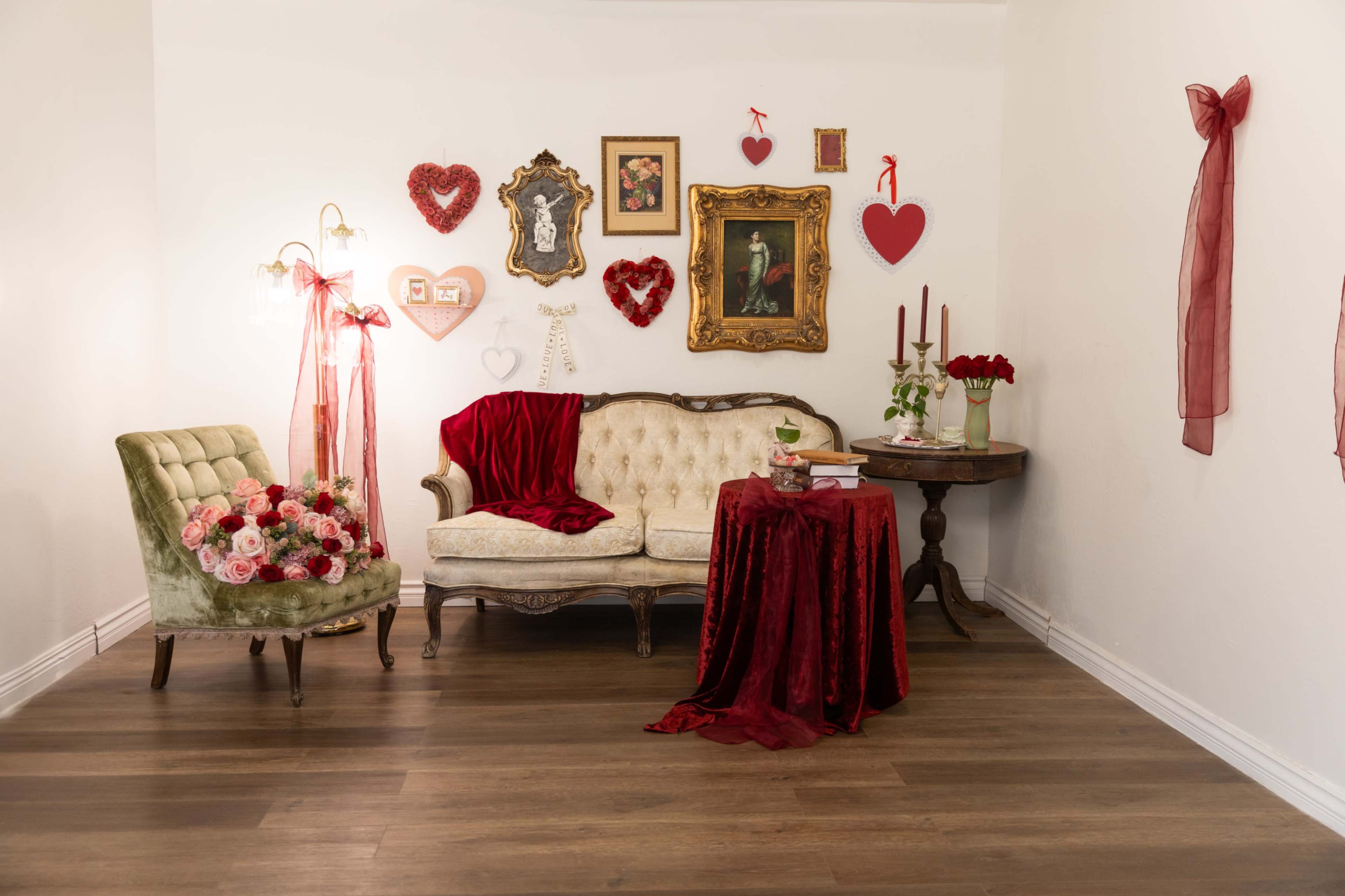 Vintage studio with bay window for natural light Image in Old Stine, Bakersfield, CA