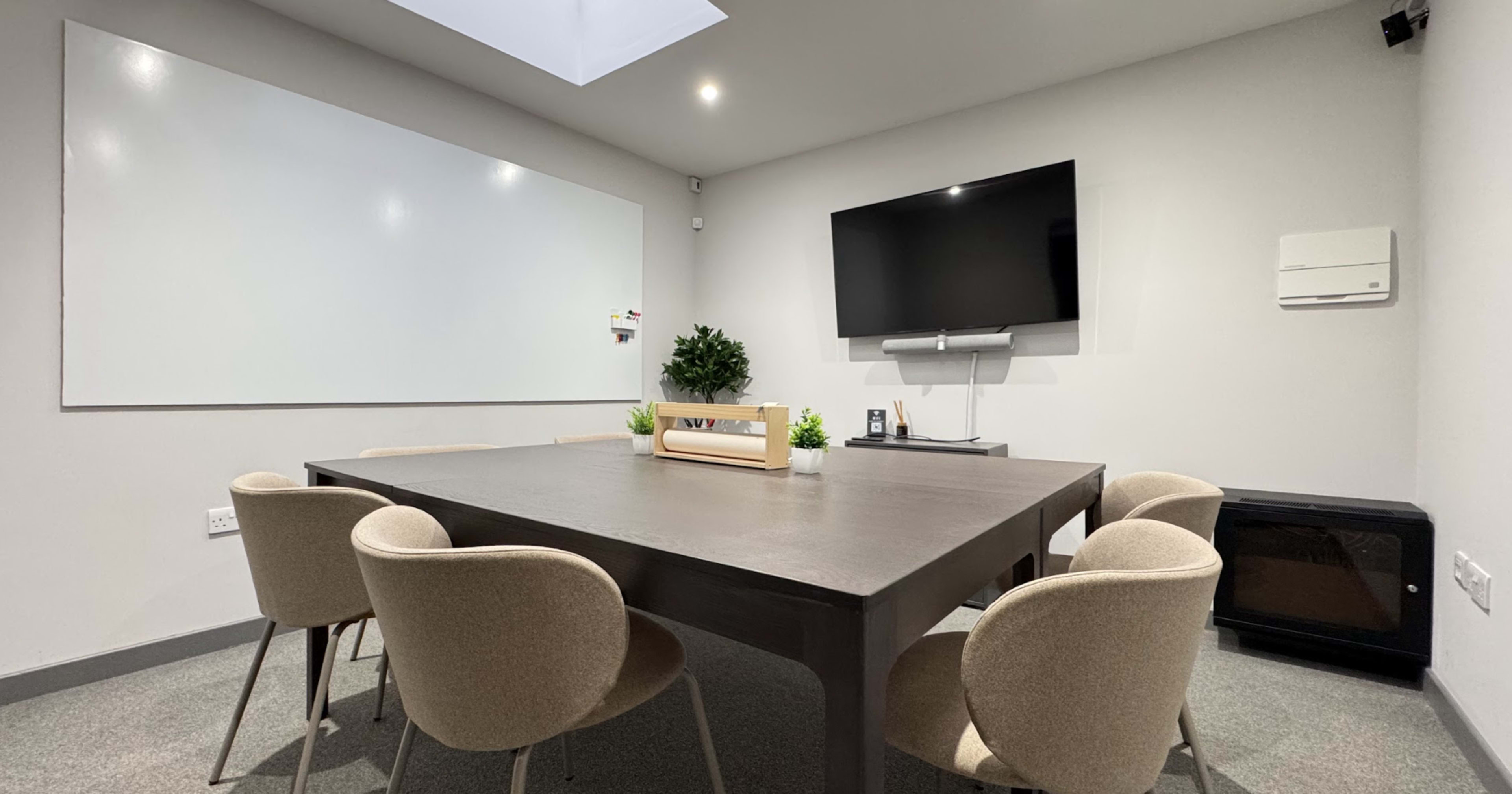 Meeting Room for 6 -8 People Image in South Croydon, London, ENG