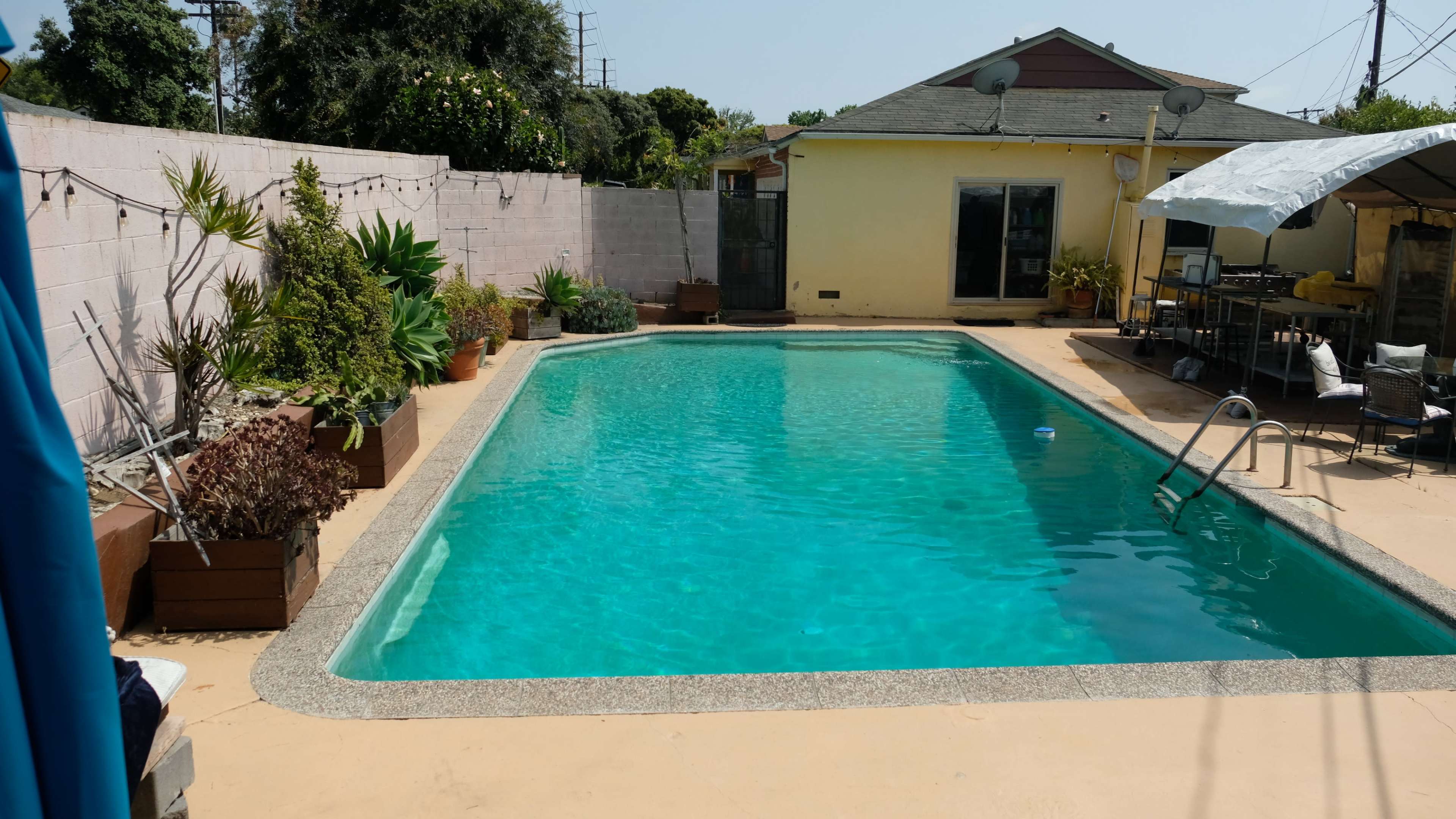 Urban oasis with a large pool Image in Blanco - Culver Crest, Culver City, CA